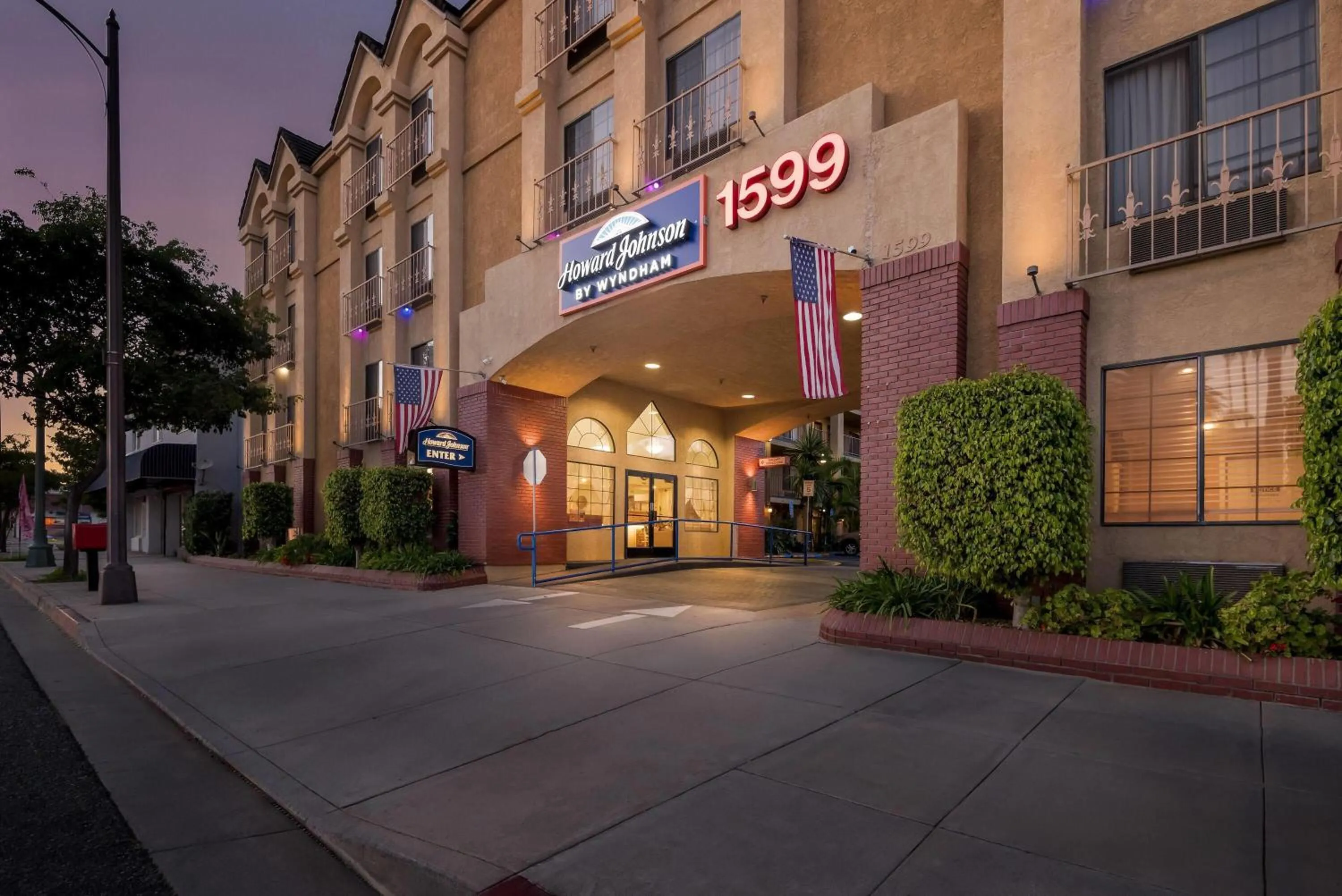 Property building in Howard Johnson by Wyndham Pasadena