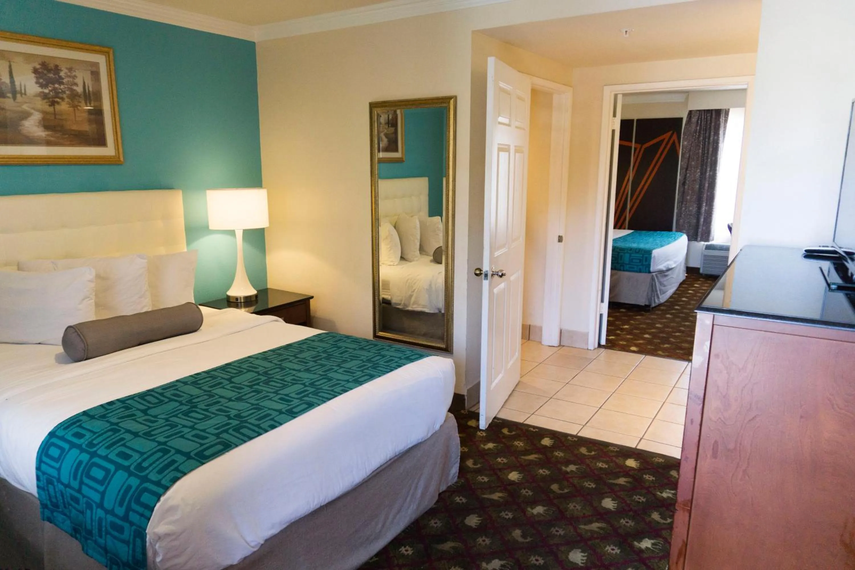 Bed in Howard Johnson by Wyndham Pasadena