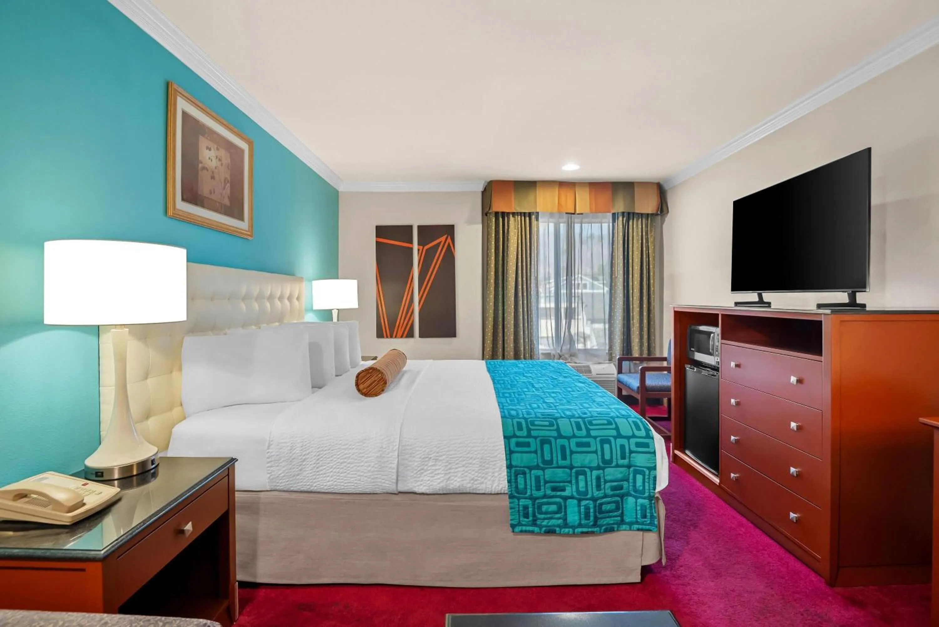 Bed in Howard Johnson by Wyndham Pasadena