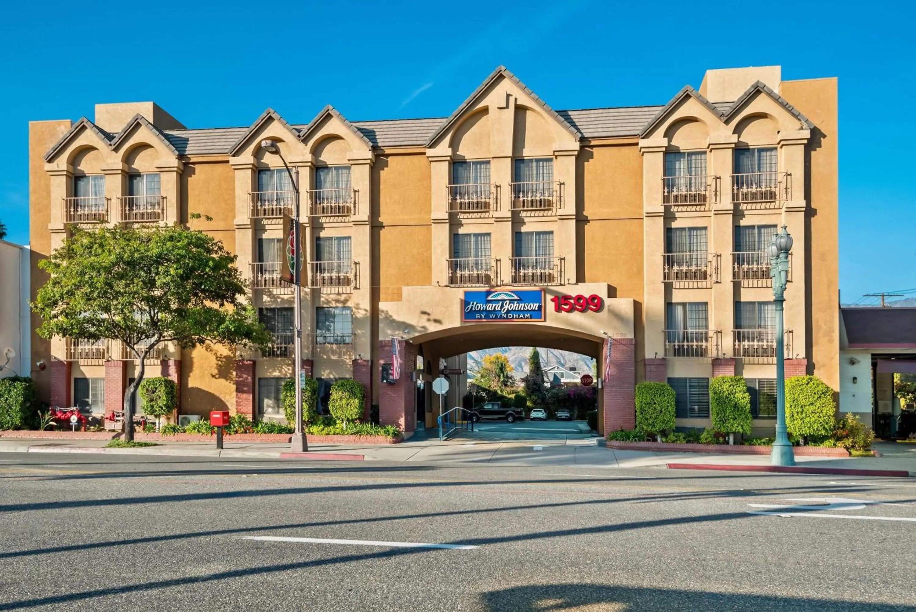 Property building in Howard Johnson by Wyndham Pasadena