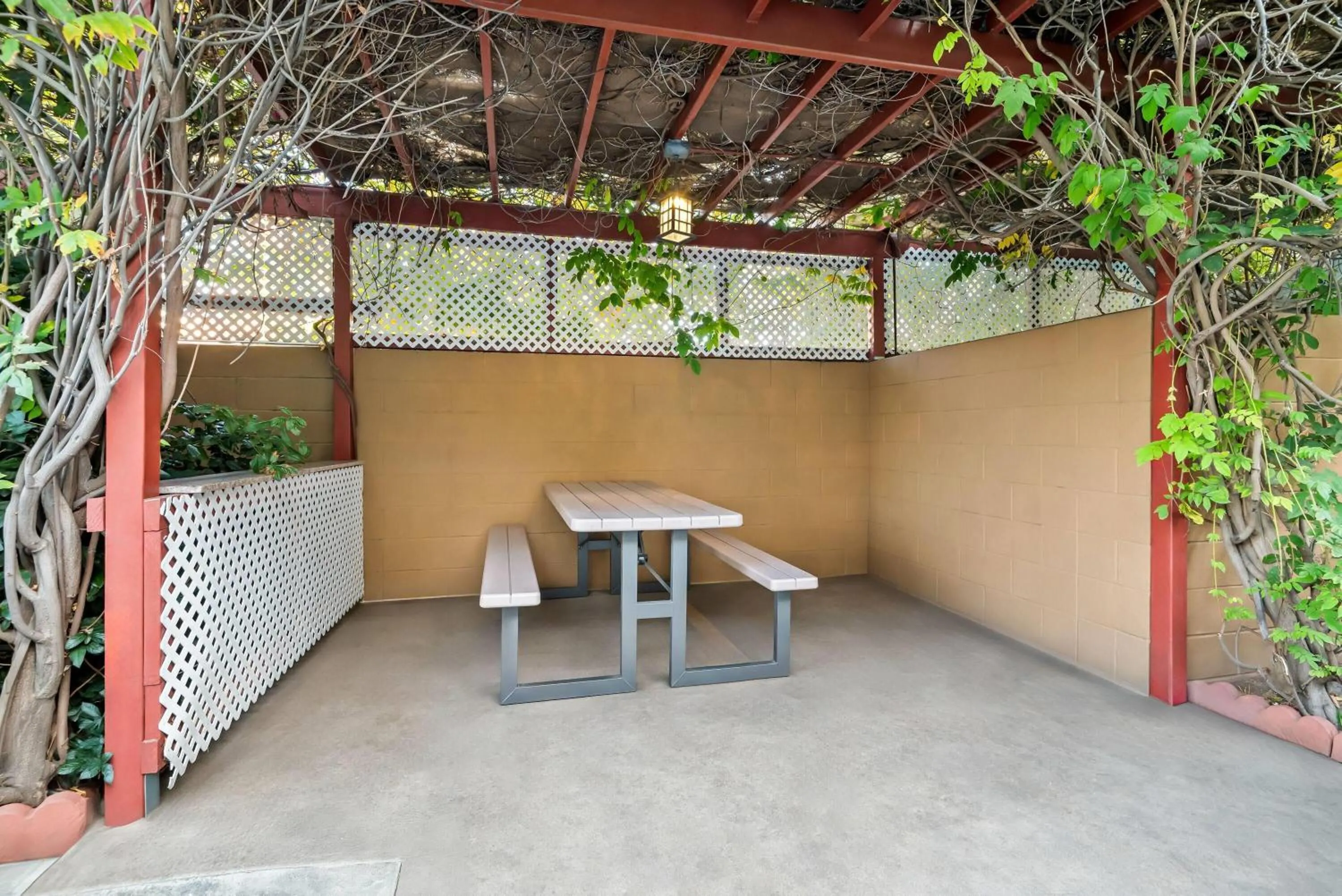 Bed in Howard Johnson by Wyndham Pasadena