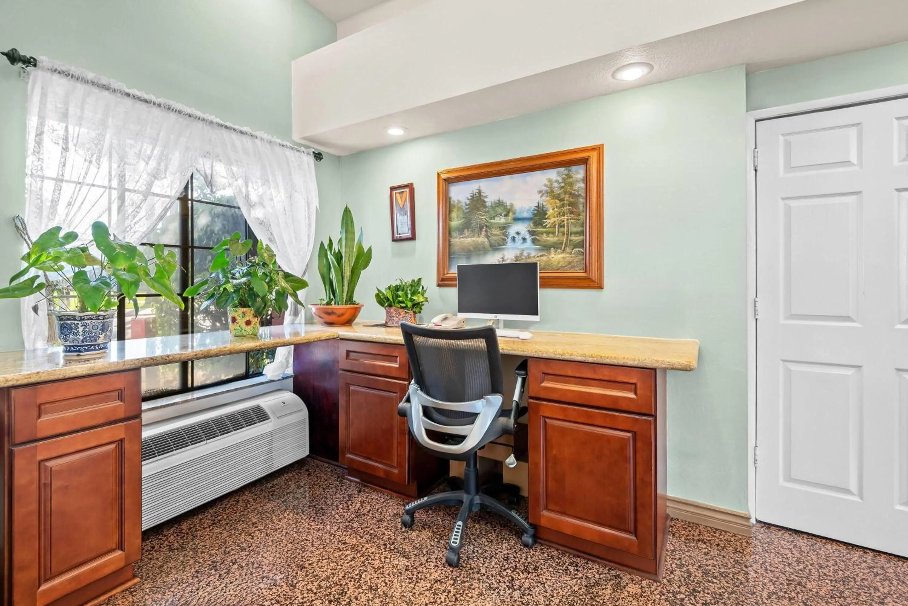 Business facilities in Howard Johnson by Wyndham Pasadena