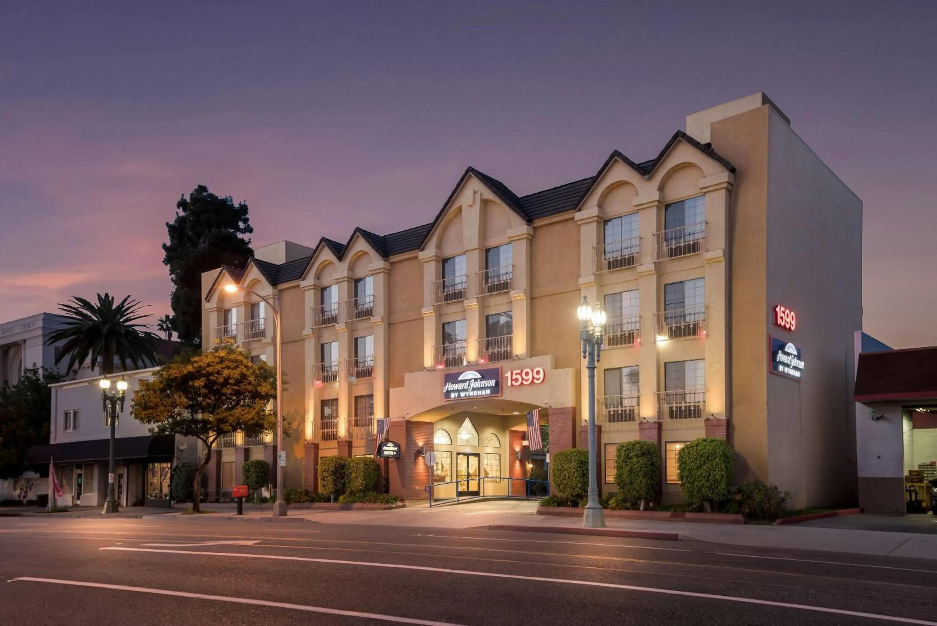 Property building in Howard Johnson by Wyndham Pasadena