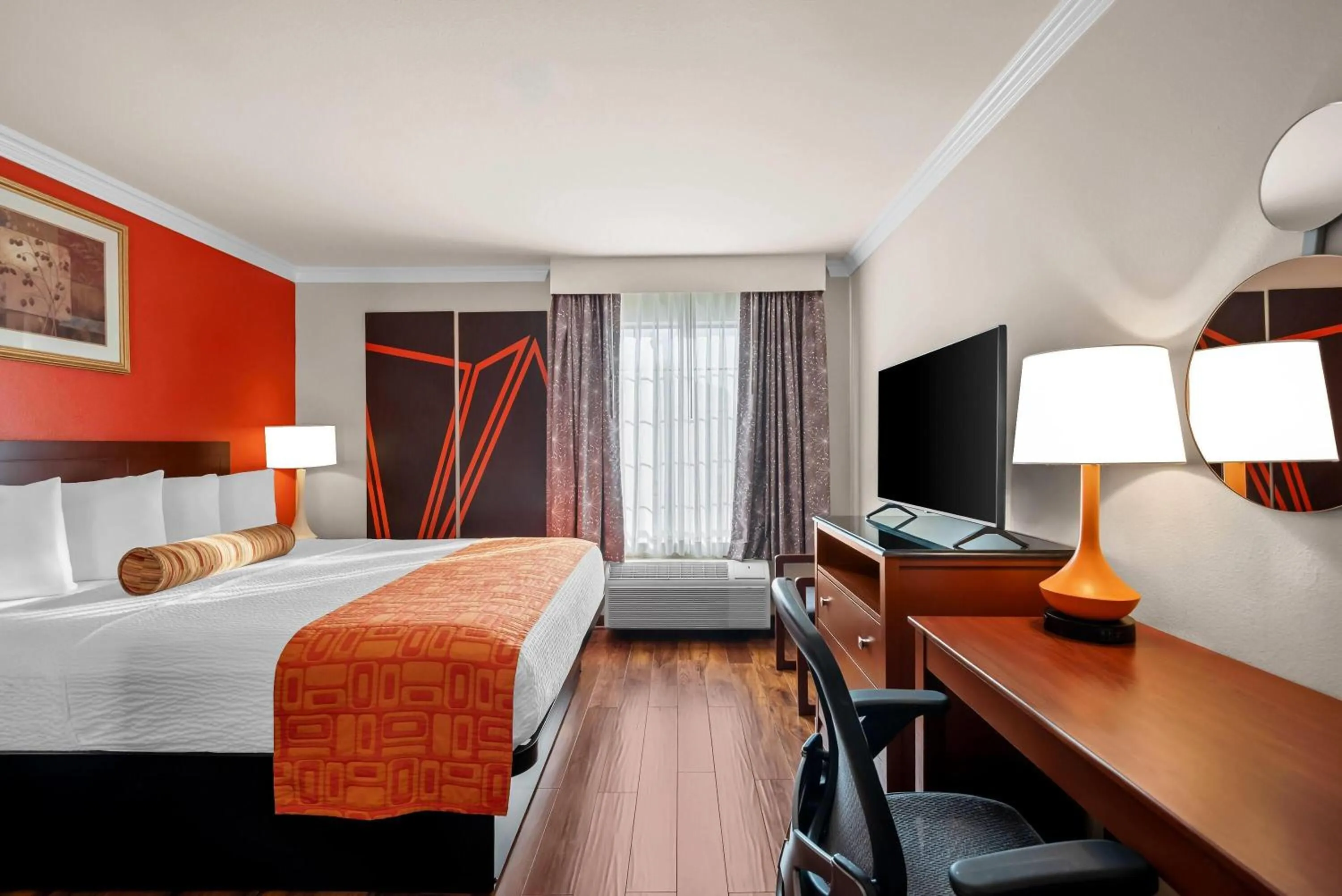 Photo of the whole room, Bed in Howard Johnson by Wyndham Pasadena