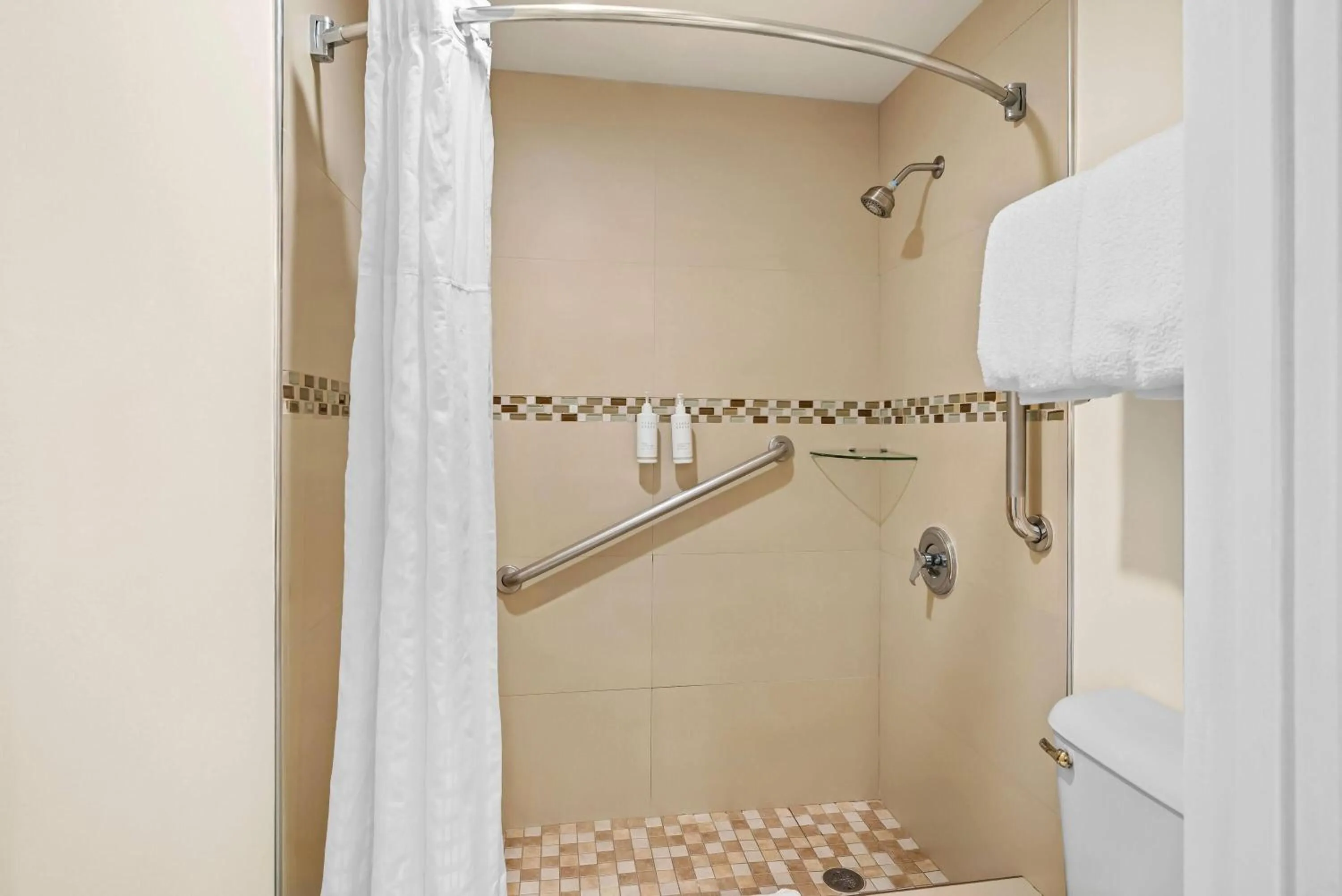 Bathroom in Howard Johnson by Wyndham Pasadena