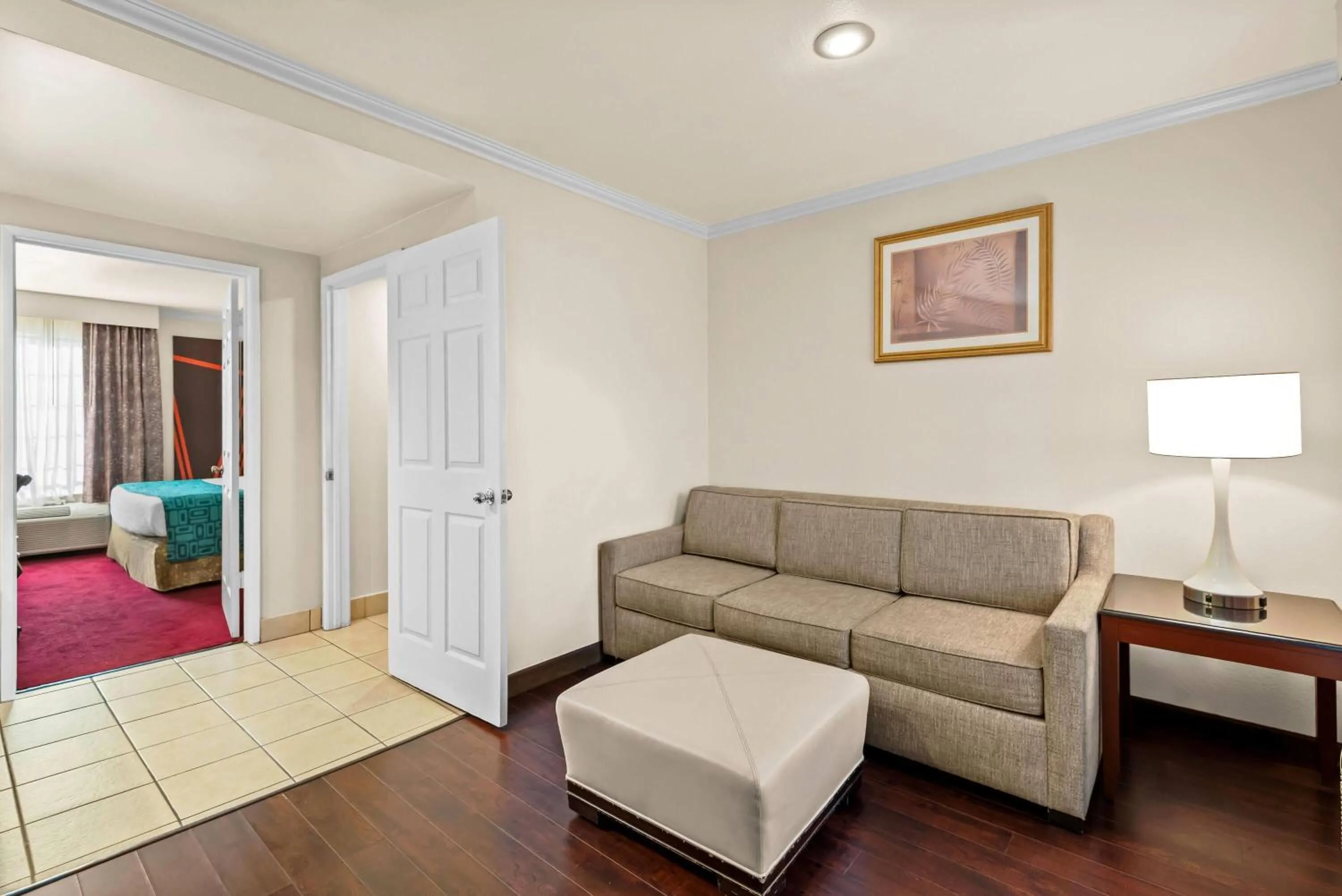 Photo of the whole room, Bed in Howard Johnson by Wyndham Pasadena