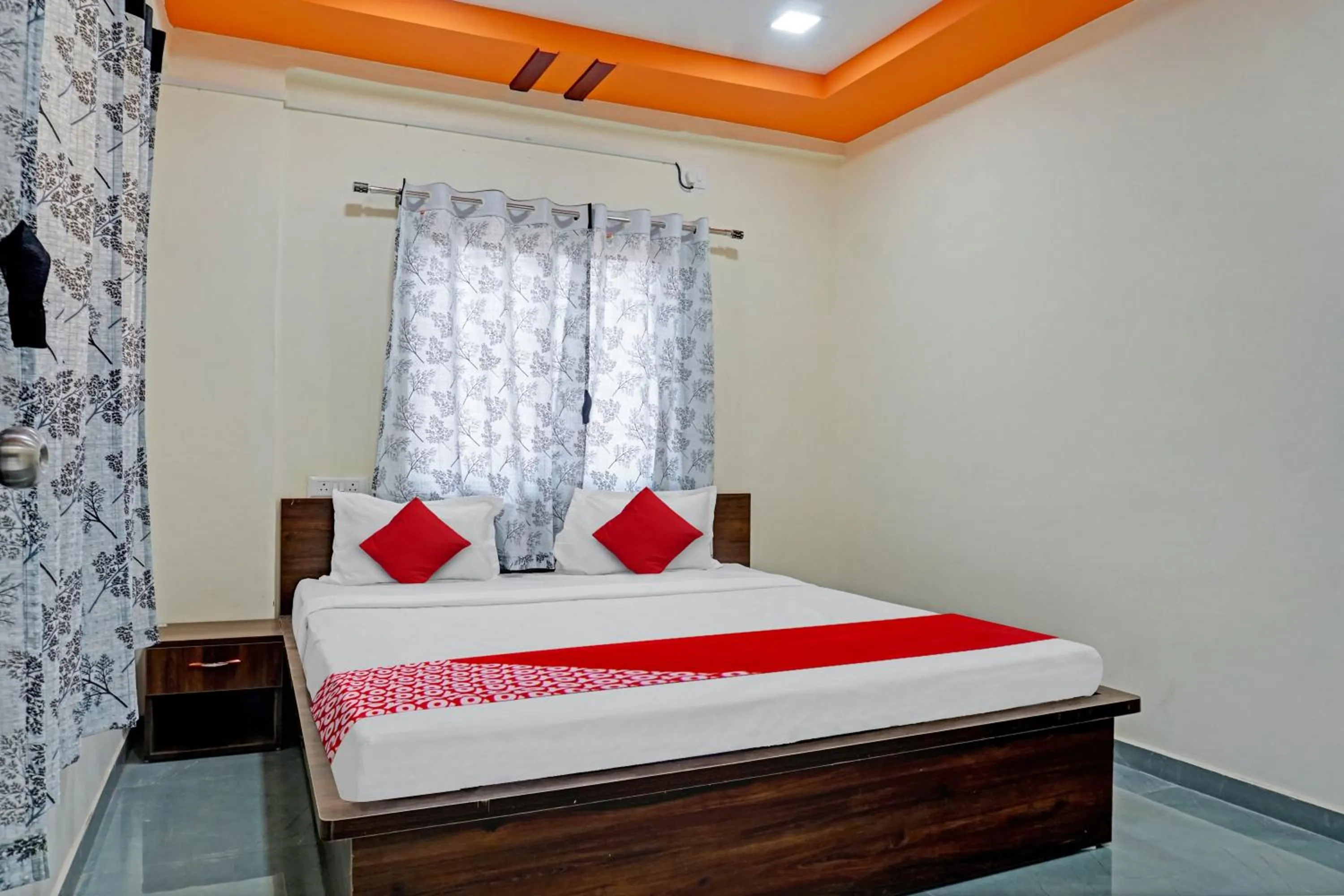 Facade/entrance, Bed in Hotel O Shanaya Lodging