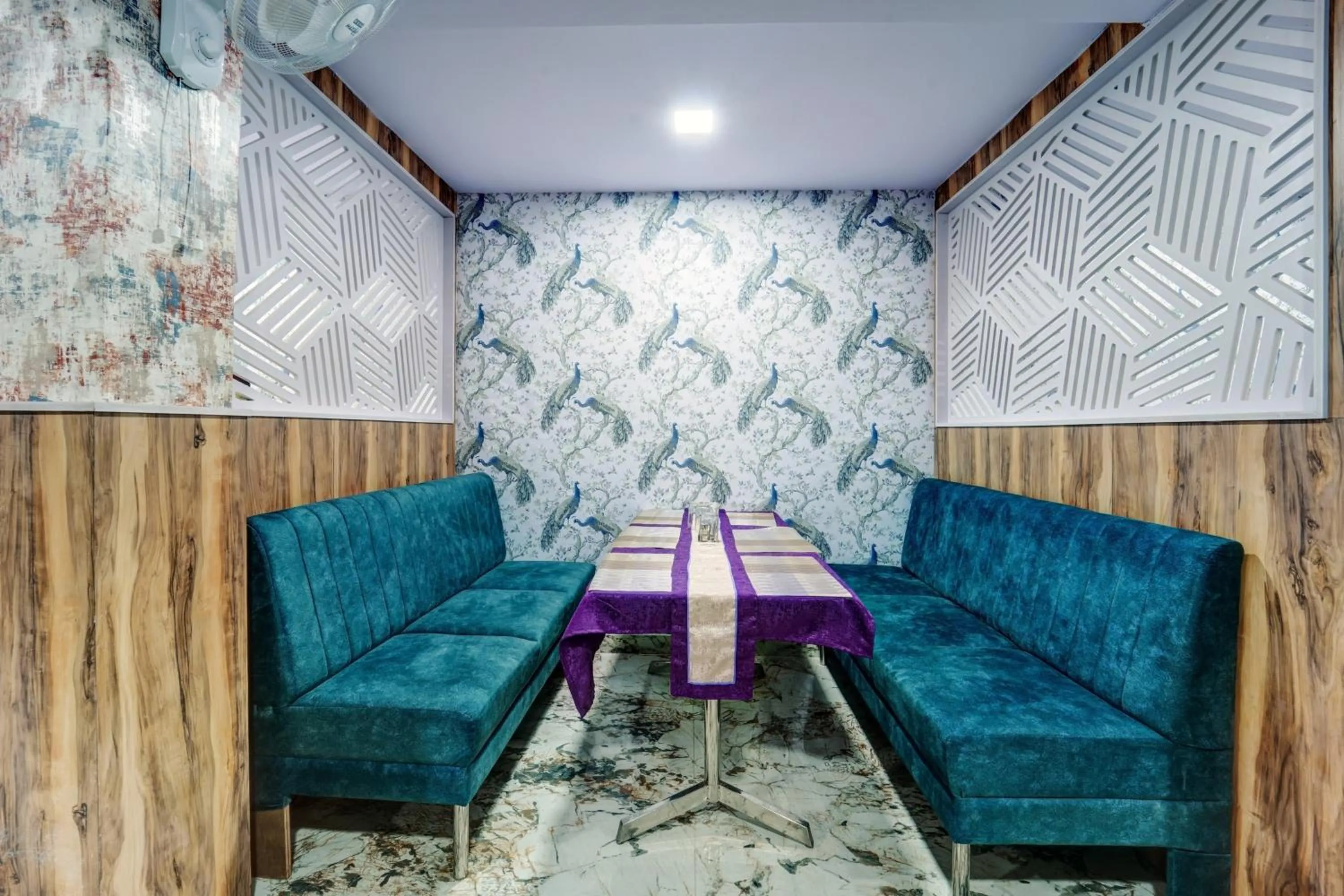 Restaurant/places to eat in Hotel O Snug Inn