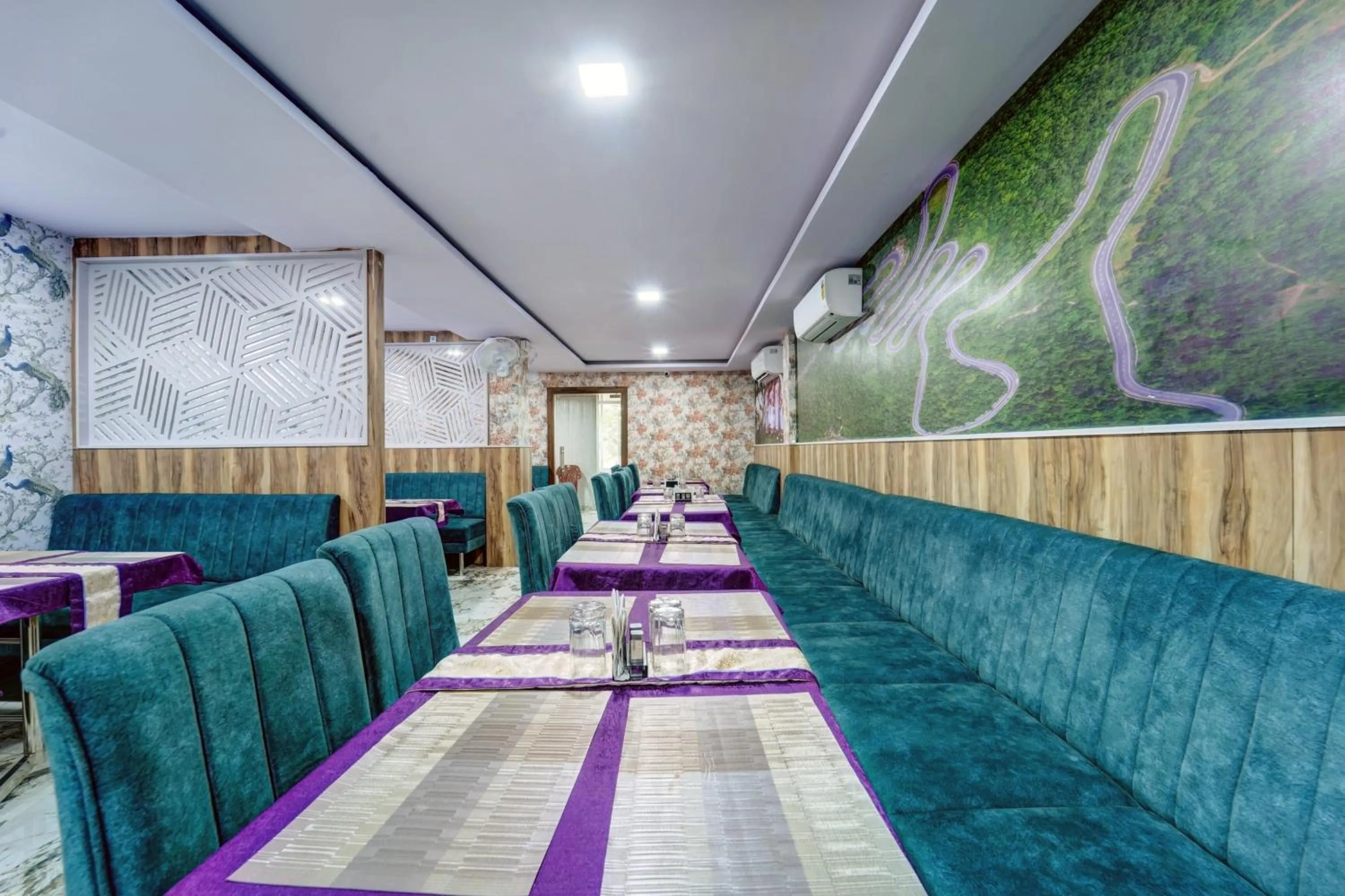 Restaurant/places to eat in Hotel O Snug Inn