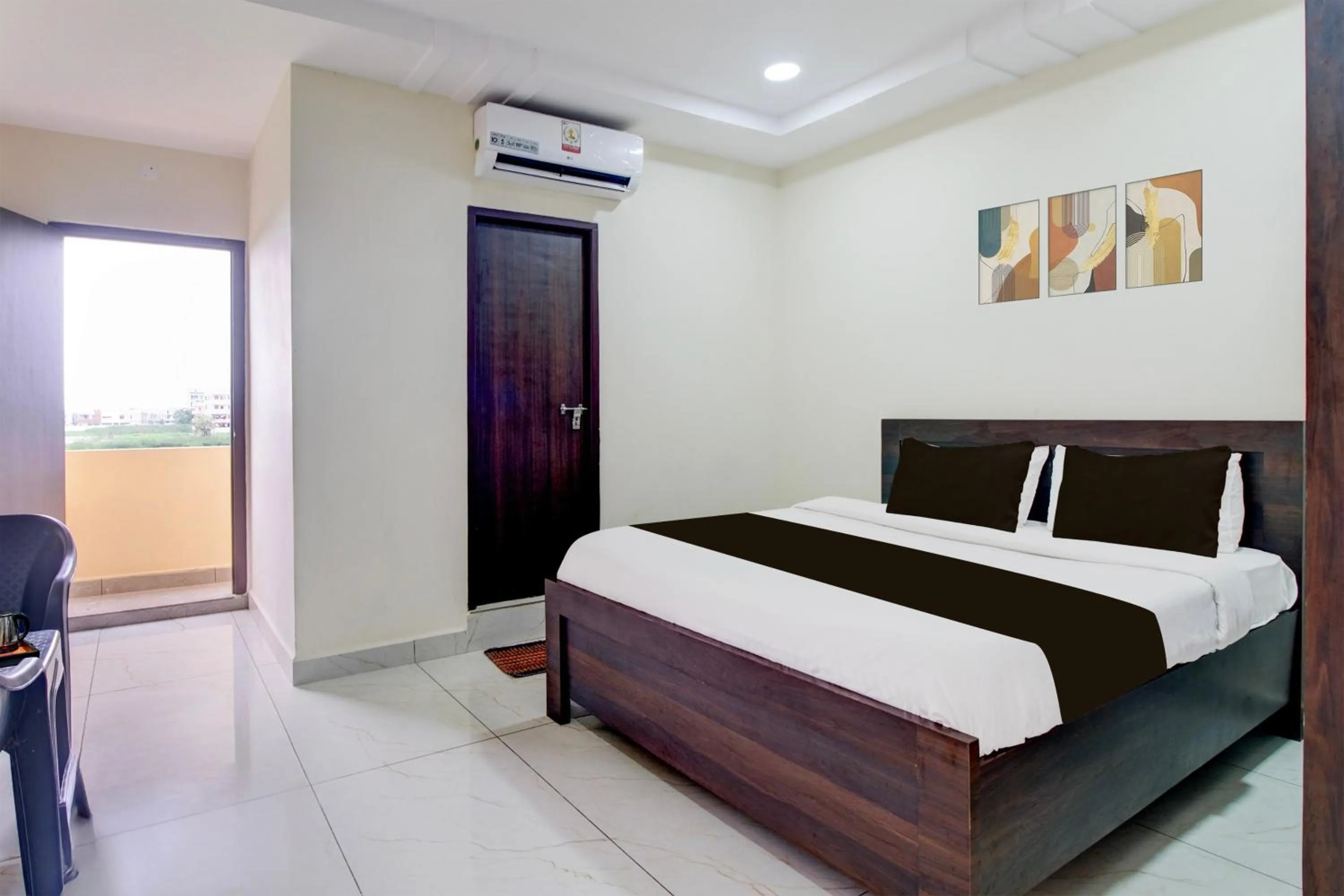 Bedroom, Bed in Super Hotel O Ramavarapadu Near PVR Icon