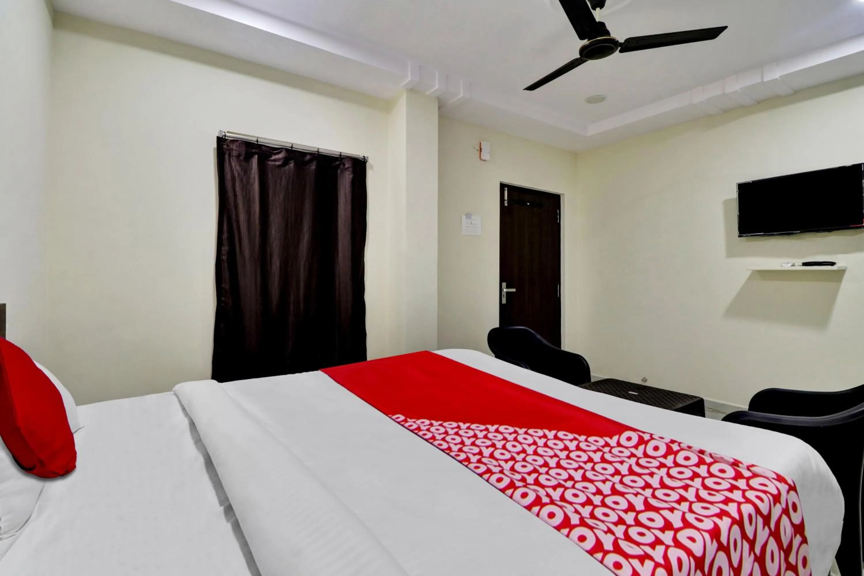 Facade/entrance, Bed in OYO Flagship Ak Pride