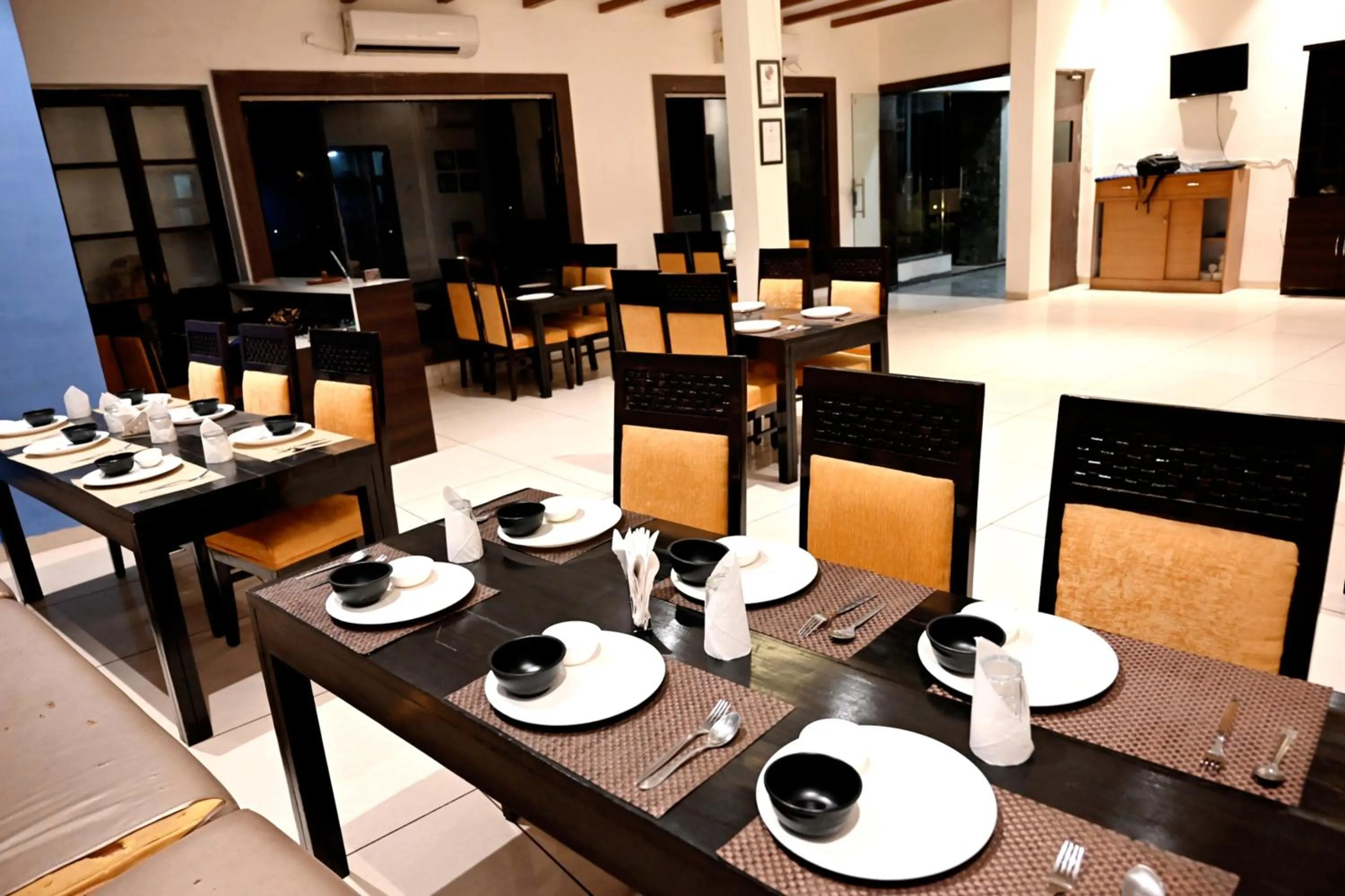 Restaurant/places to eat in Hotel Badrika Inn