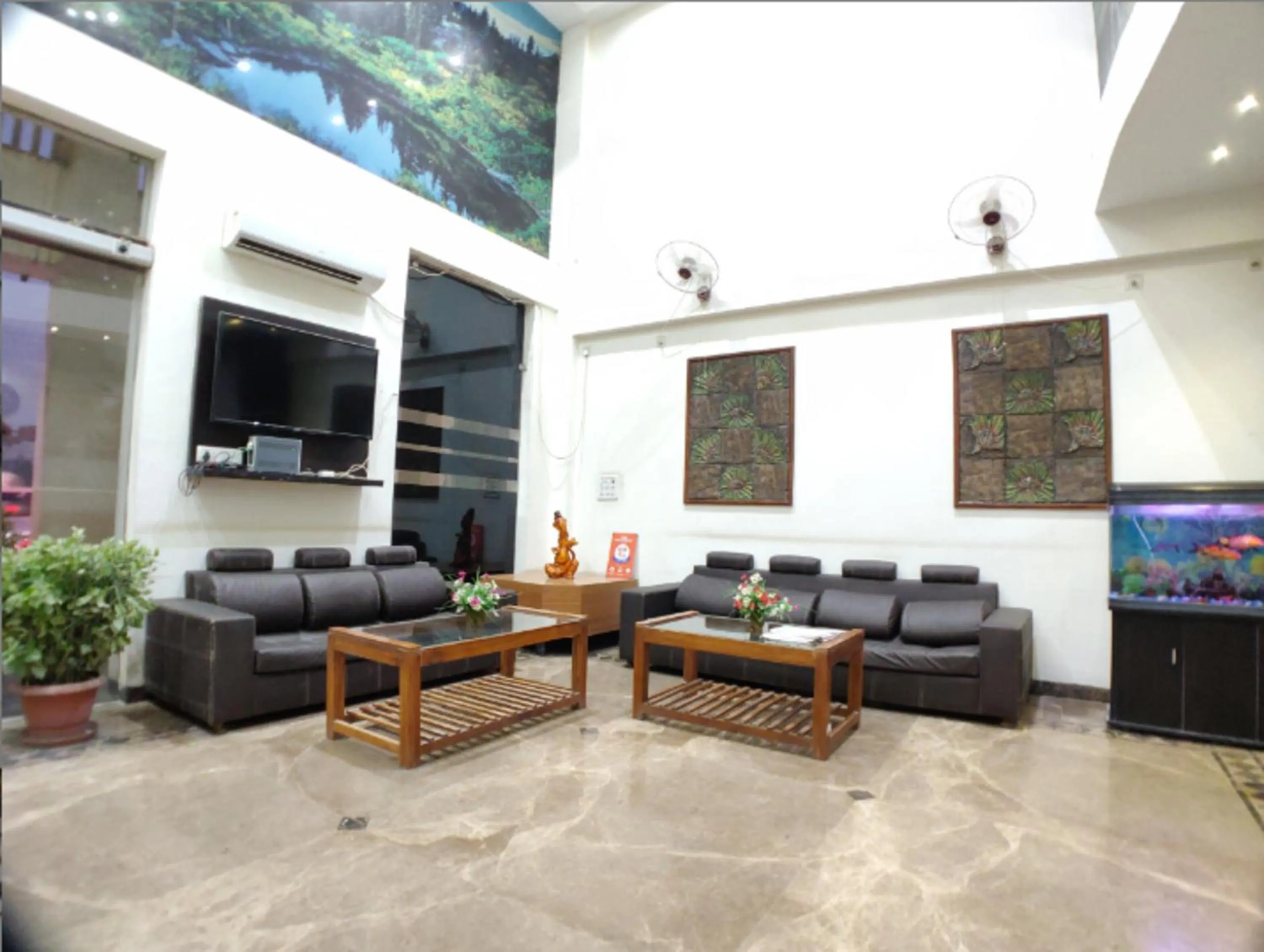 Communal lounge/ TV room in Hotel Badrika Inn