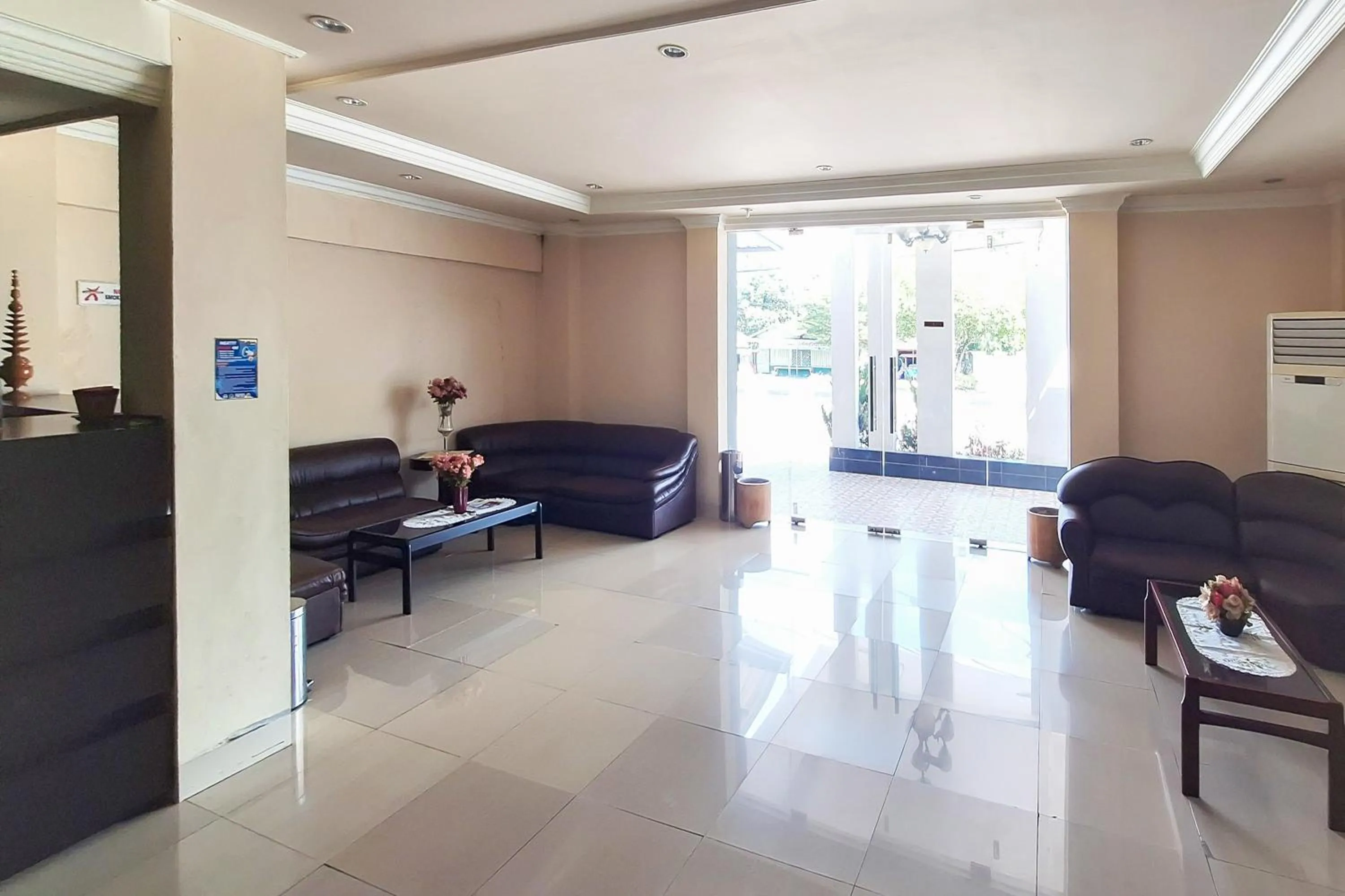 Lobby or reception in Urbanview Hotel Surya Kahayan Palangkaraya by RedDoorz