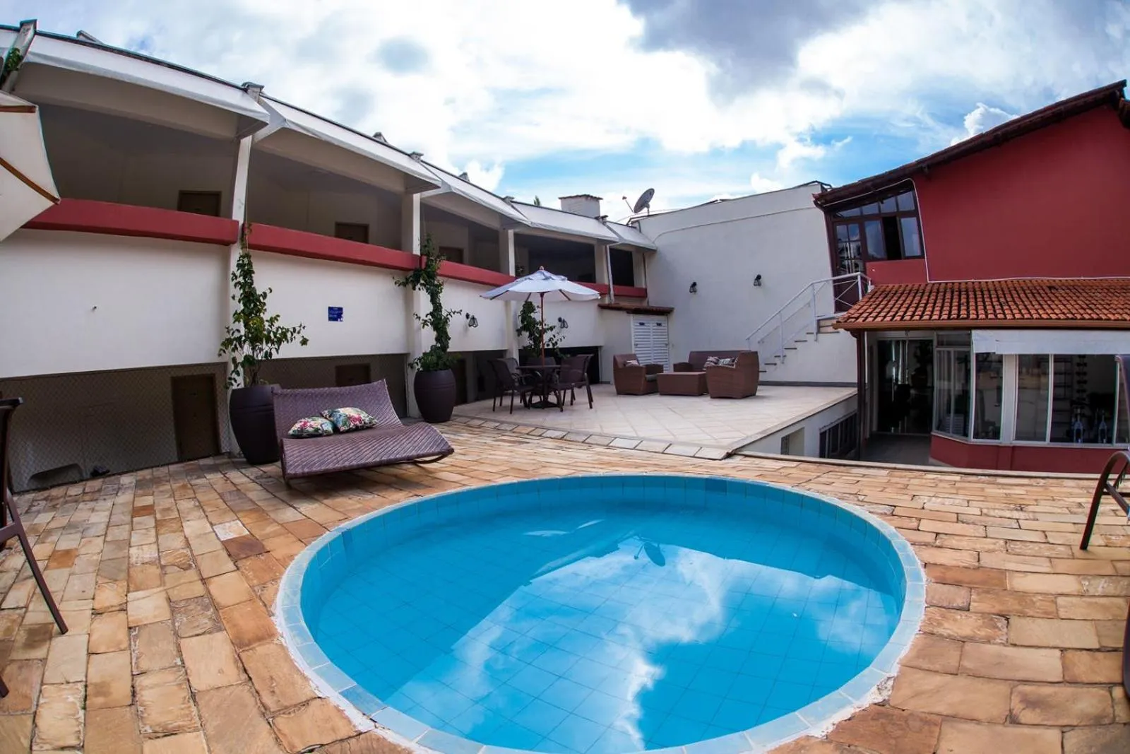 Swimming pool in Mundial Parque Hotel