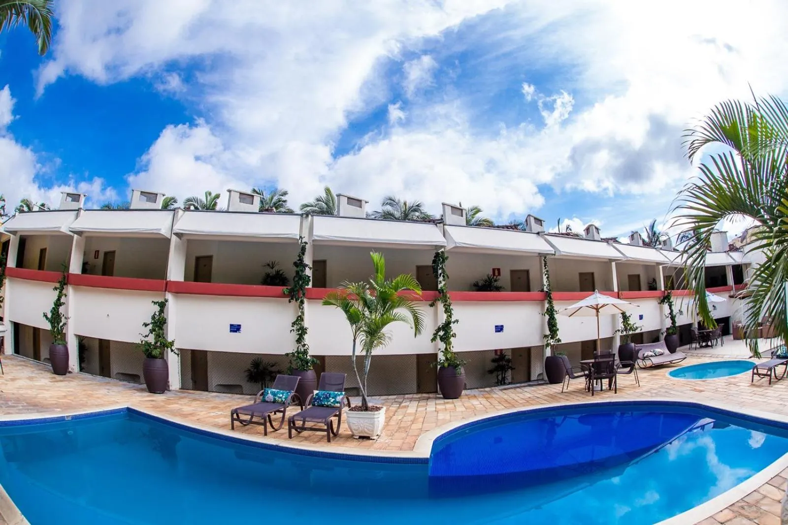 Swimming pool in Mundial Parque Hotel