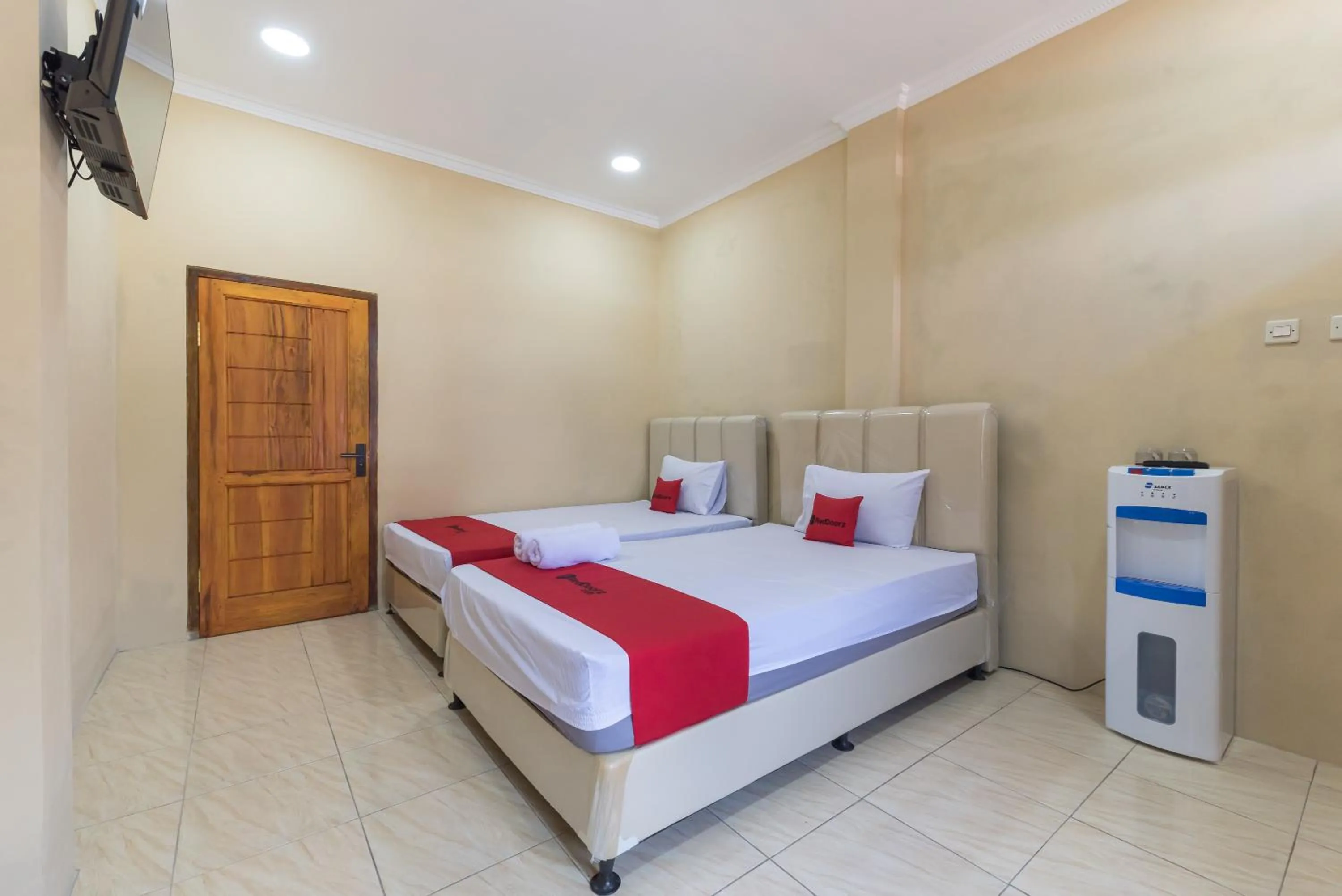 Bedroom, Bed in RedDoorz Resort @ Ciater 2
