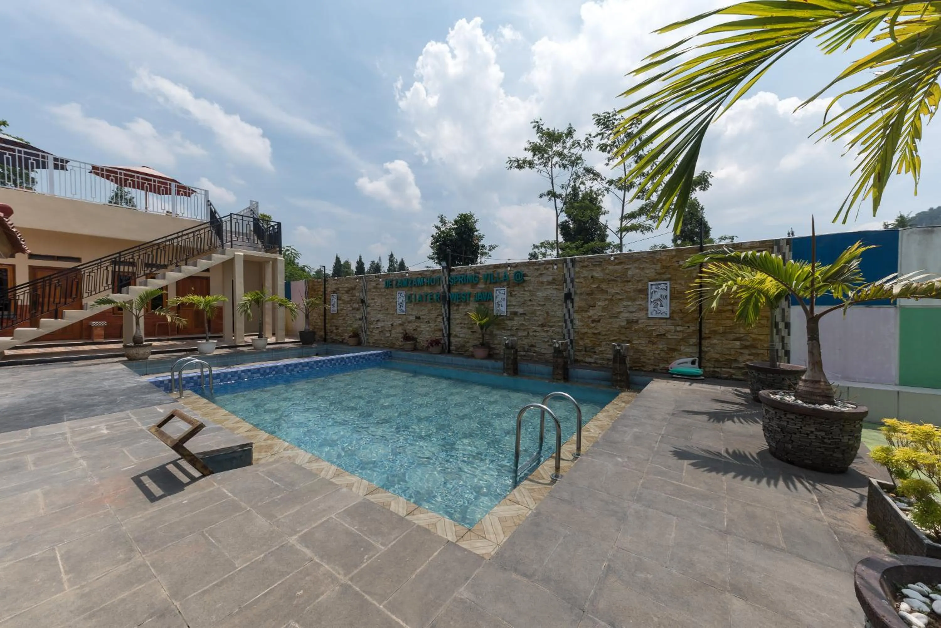 Swimming pool in RedDoorz Resort @ Ciater 2