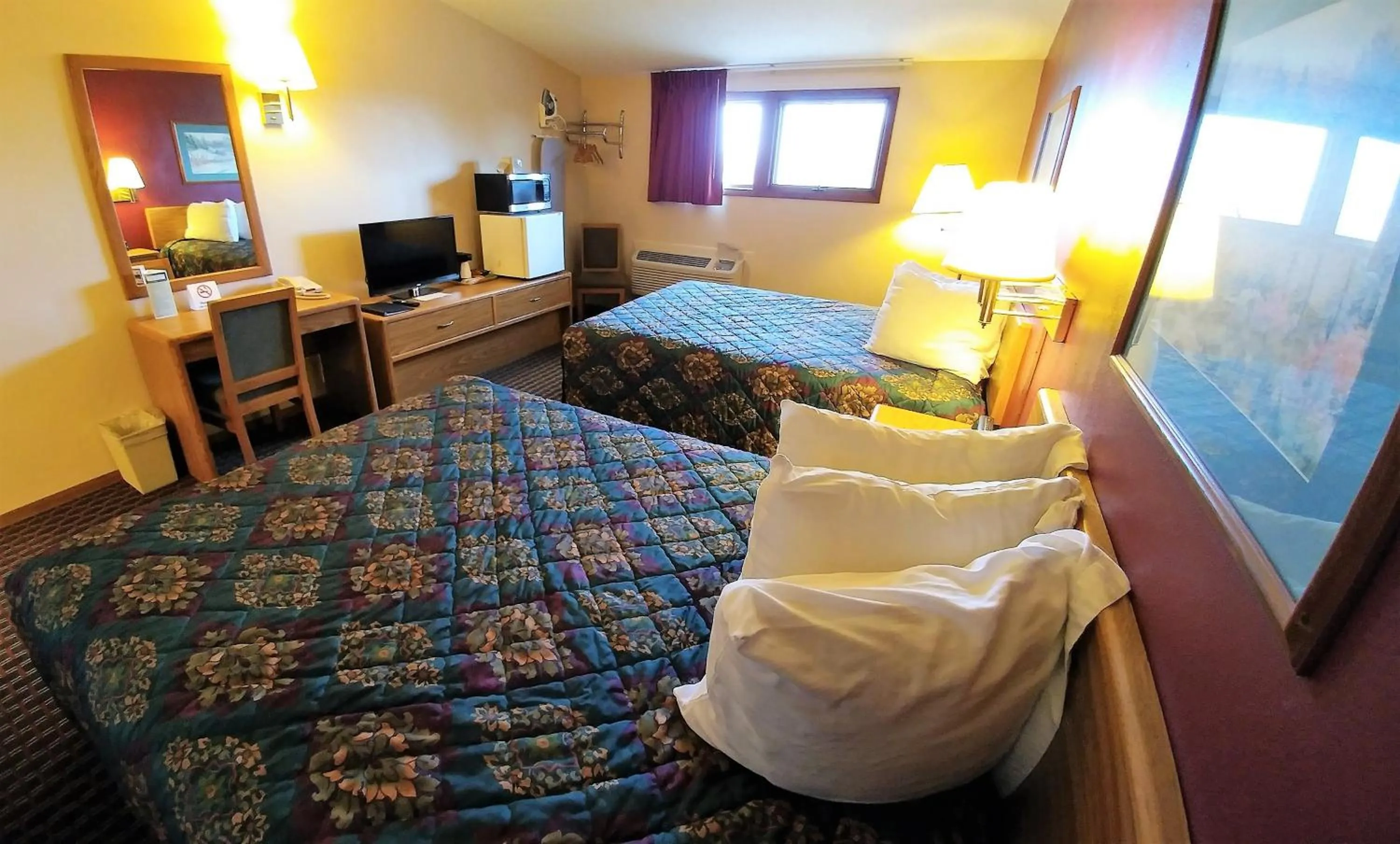 Bed in Red Carpet Inn - Windom