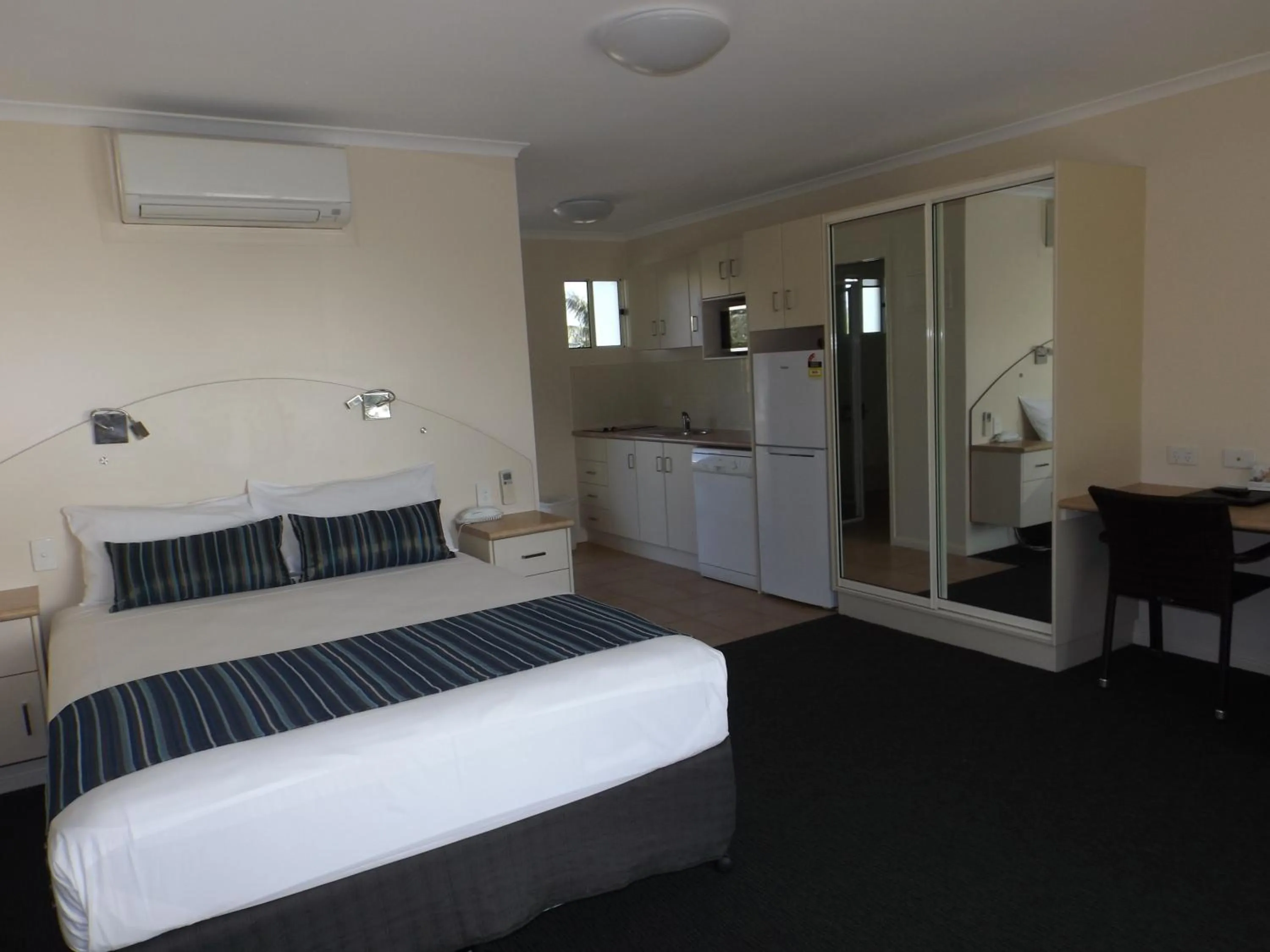 Kitchen or kitchenette, Bed in Whitsunday Sands Resort