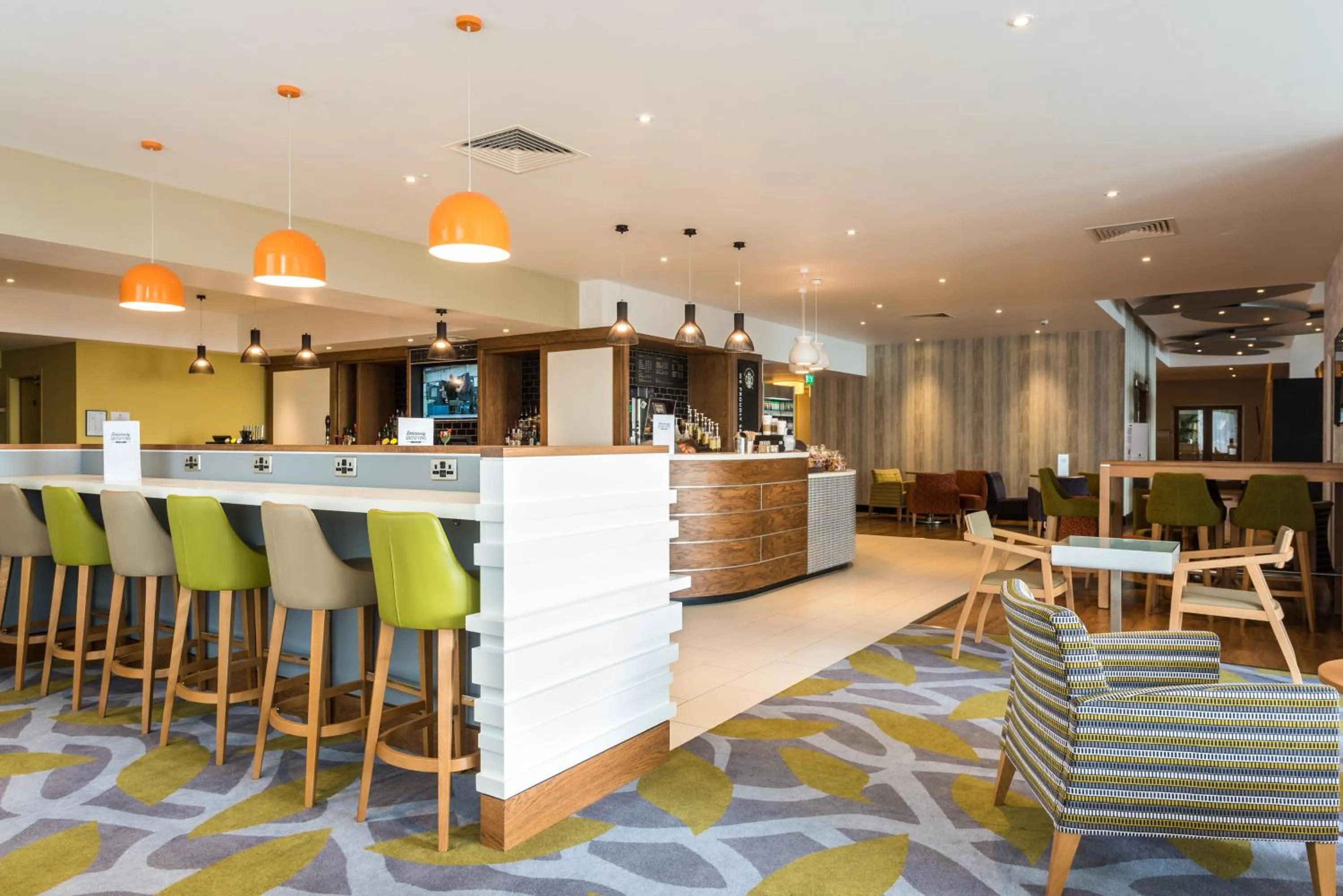 Lounge or bar in Holiday Inn Brighton Seafront by IHG