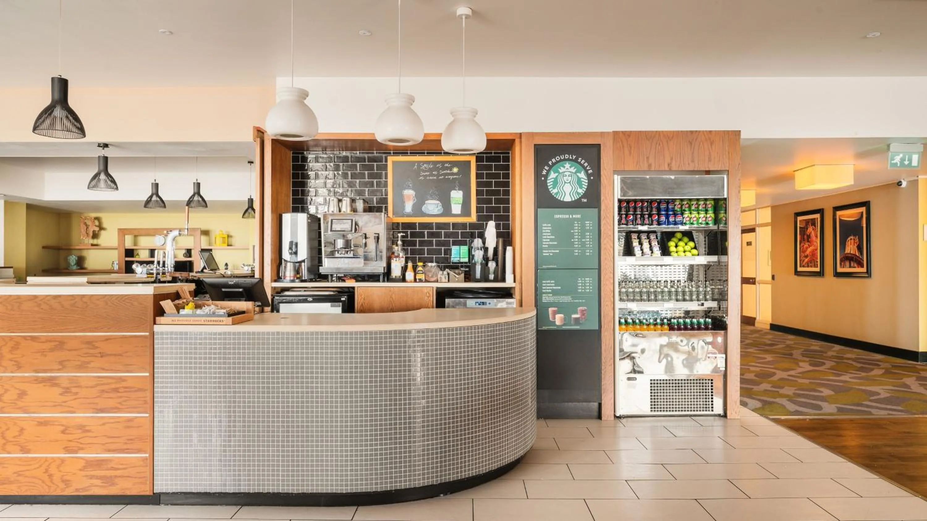 Lounge or bar in Holiday Inn Brighton Seafront by IHG