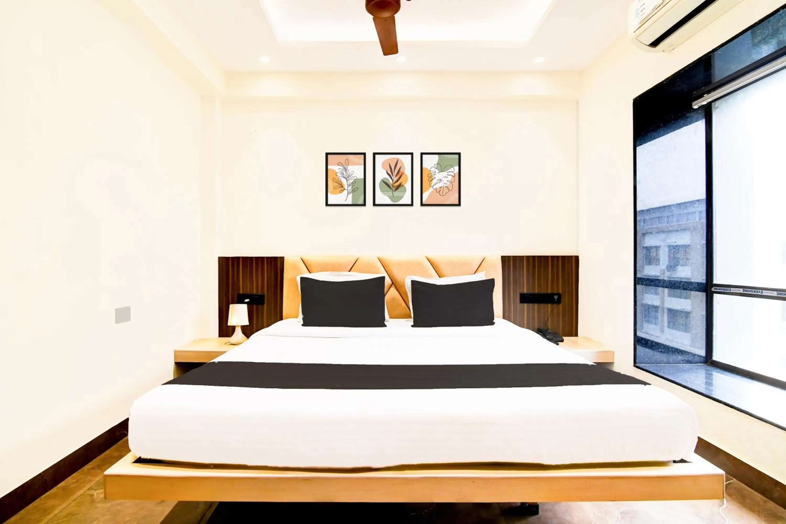 Bedroom, Bed in Super Townhouse New Town Near DLF