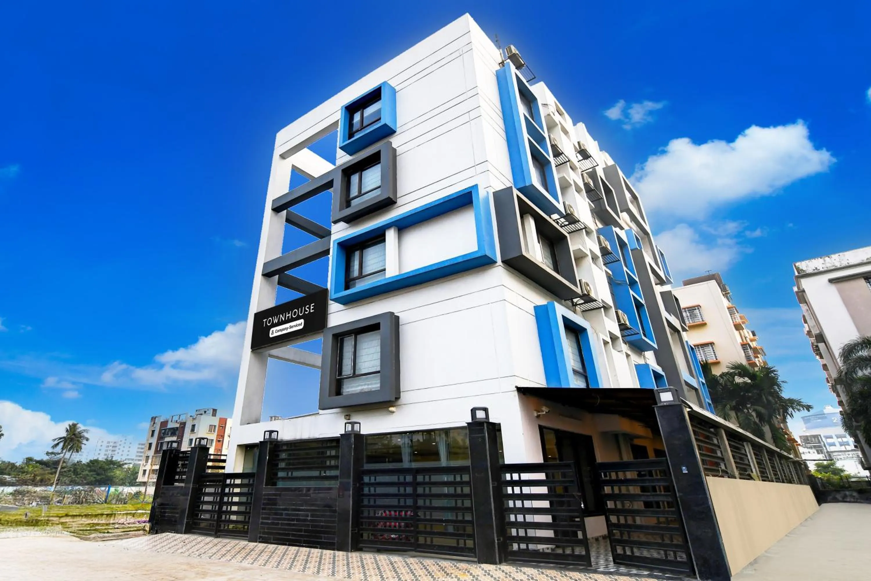 Facade/entrance in Super Townhouse New Town Near DLF