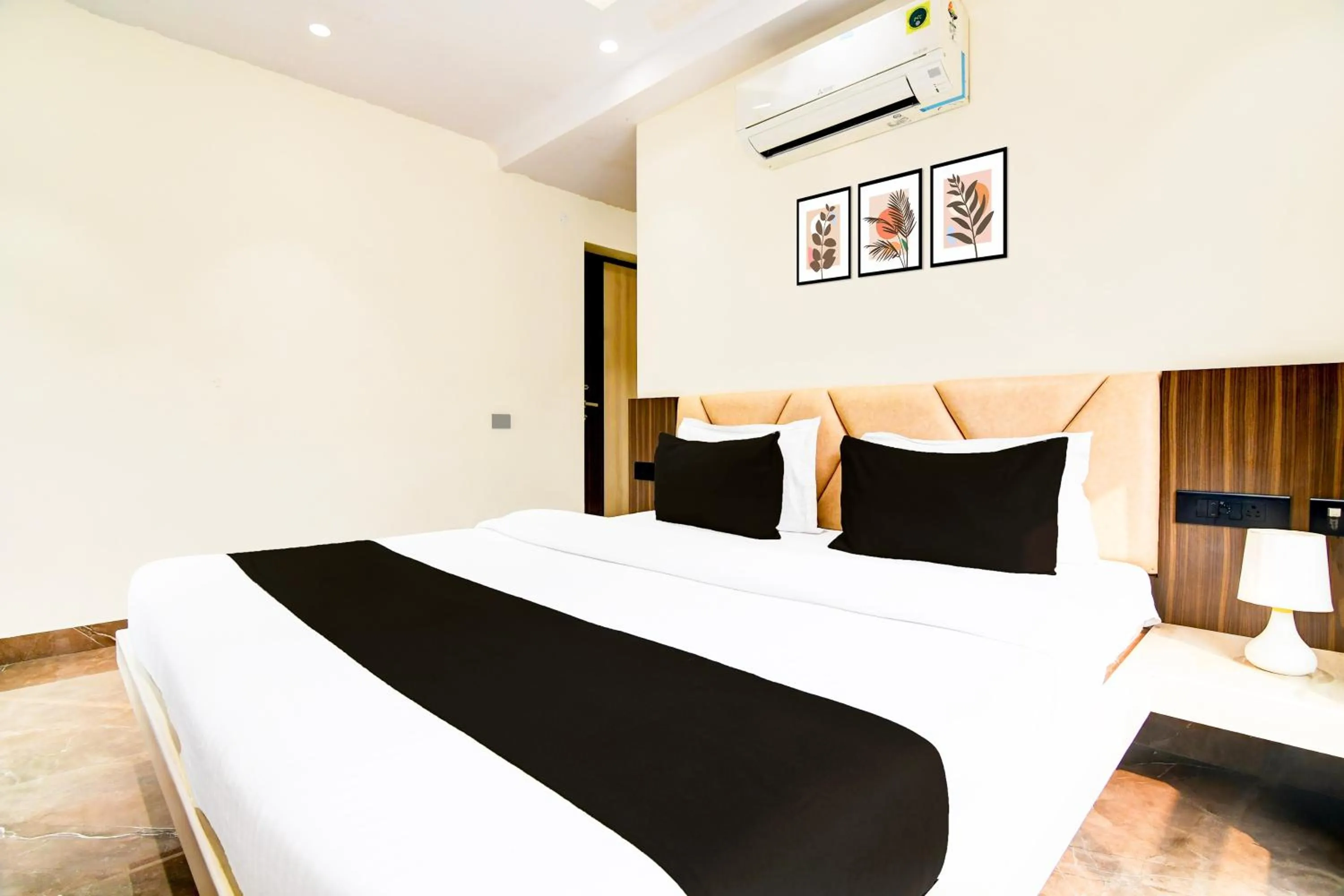 Bedroom, Bed in Super Townhouse New Town Near DLF