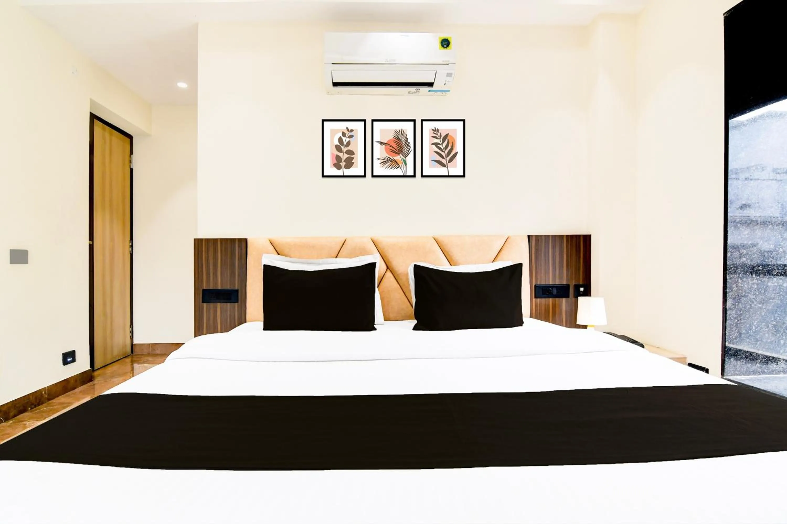 Bedroom, Bed in Super Townhouse New Town Near DLF