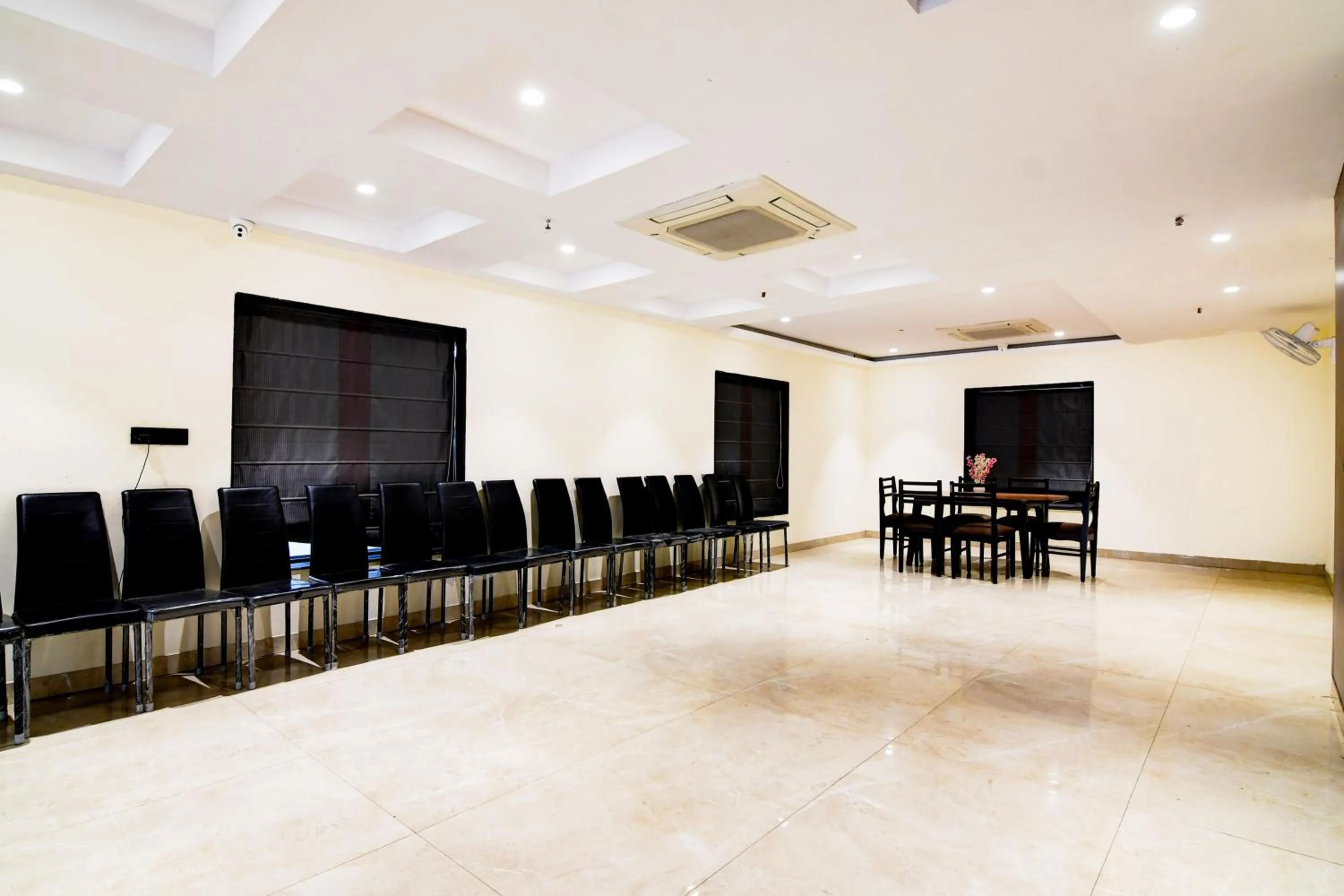 Restaurant/places to eat in Super Townhouse New Town Near DLF