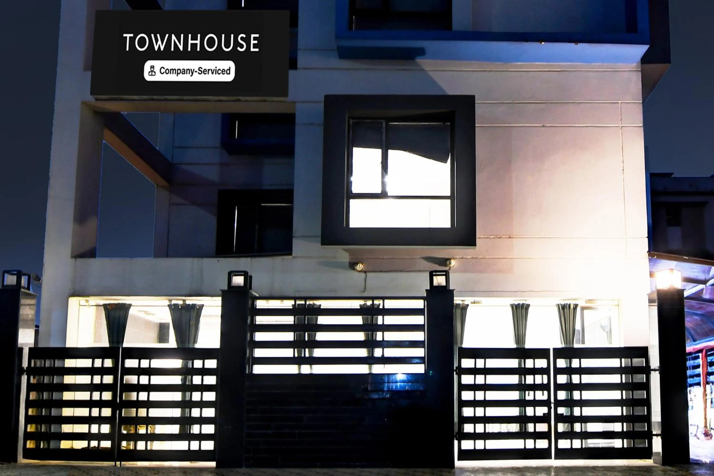 Facade/entrance in Super Townhouse New Town Near DLF