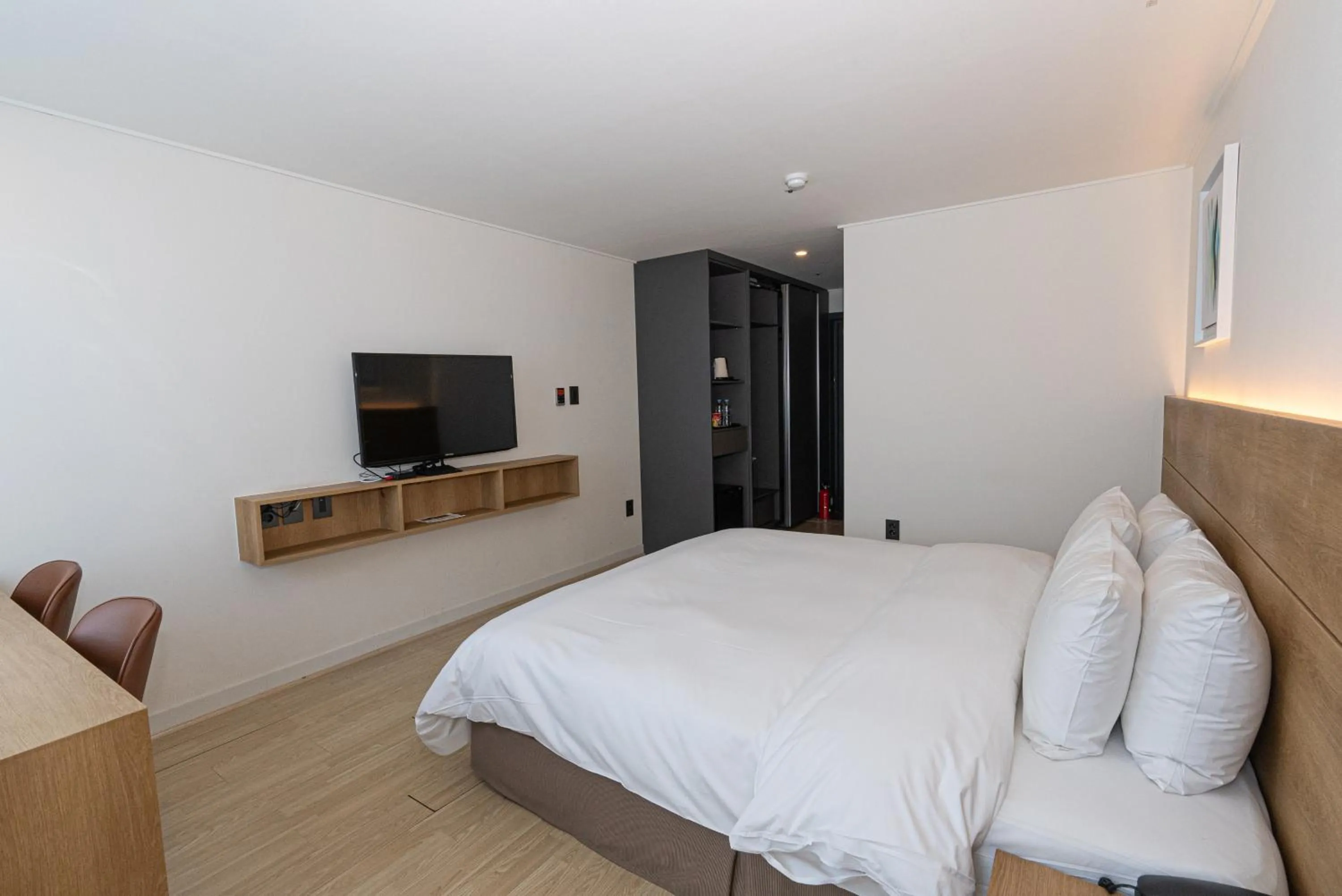 Photo of the whole room, Bed in Hotel The Grang Jungmun