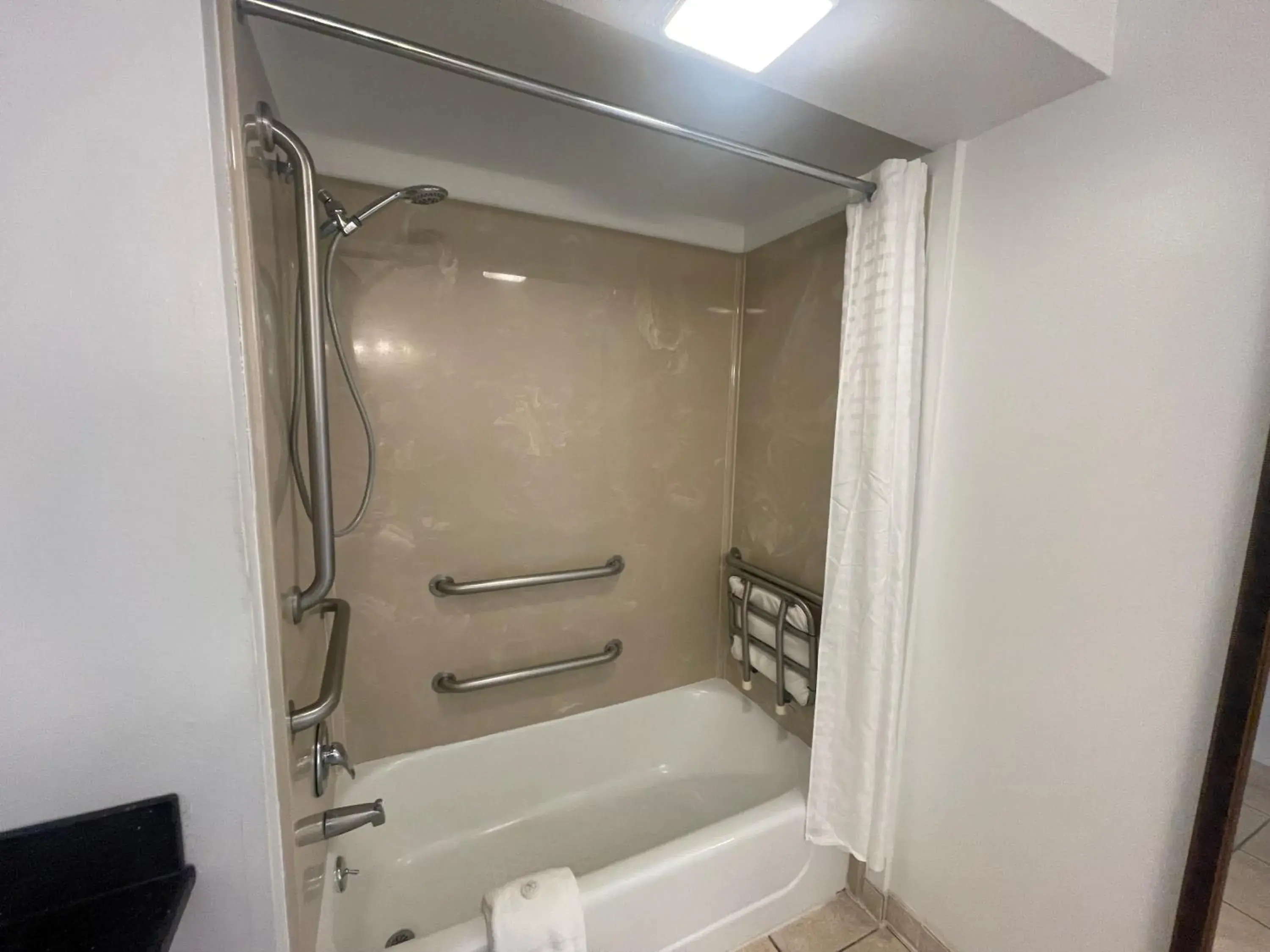 King Room - Disability Access in Stagecoach Inn Woodville King Room - Disability Access in Stagecoach Inn Woodville