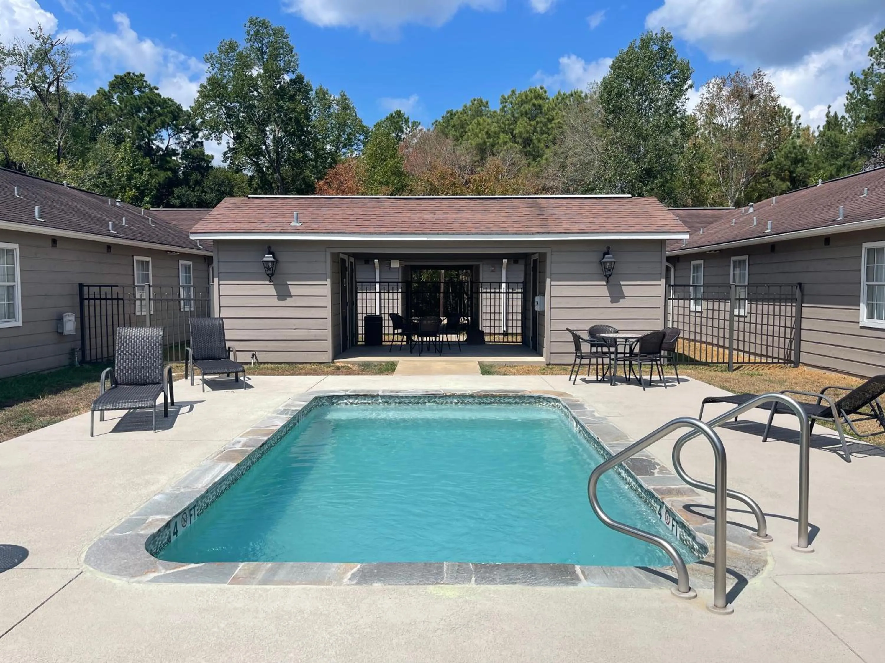 Swimming pool in Stagecoach Inn Woodville