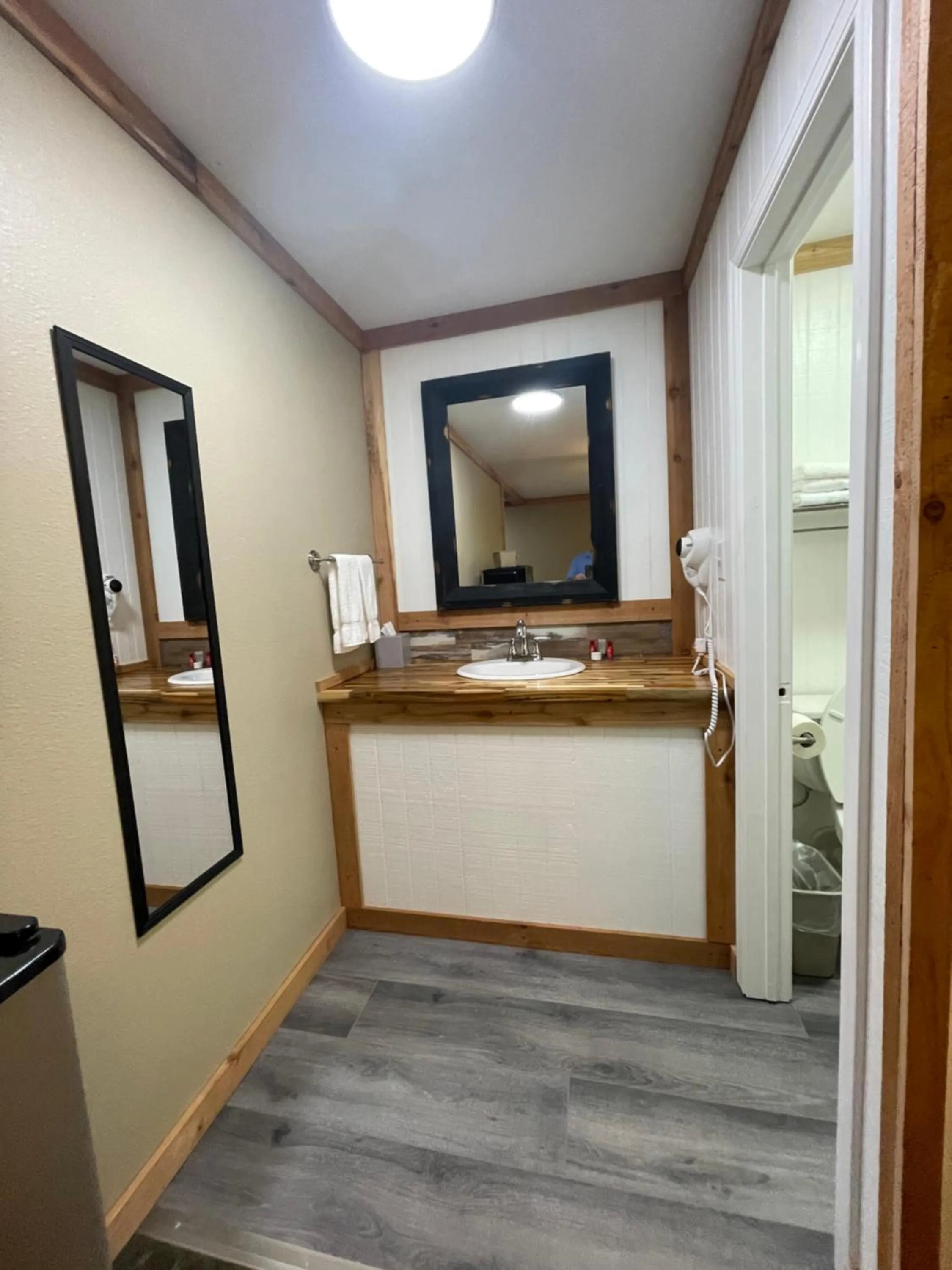 Bathroom in Stagecoach Inn Woodville