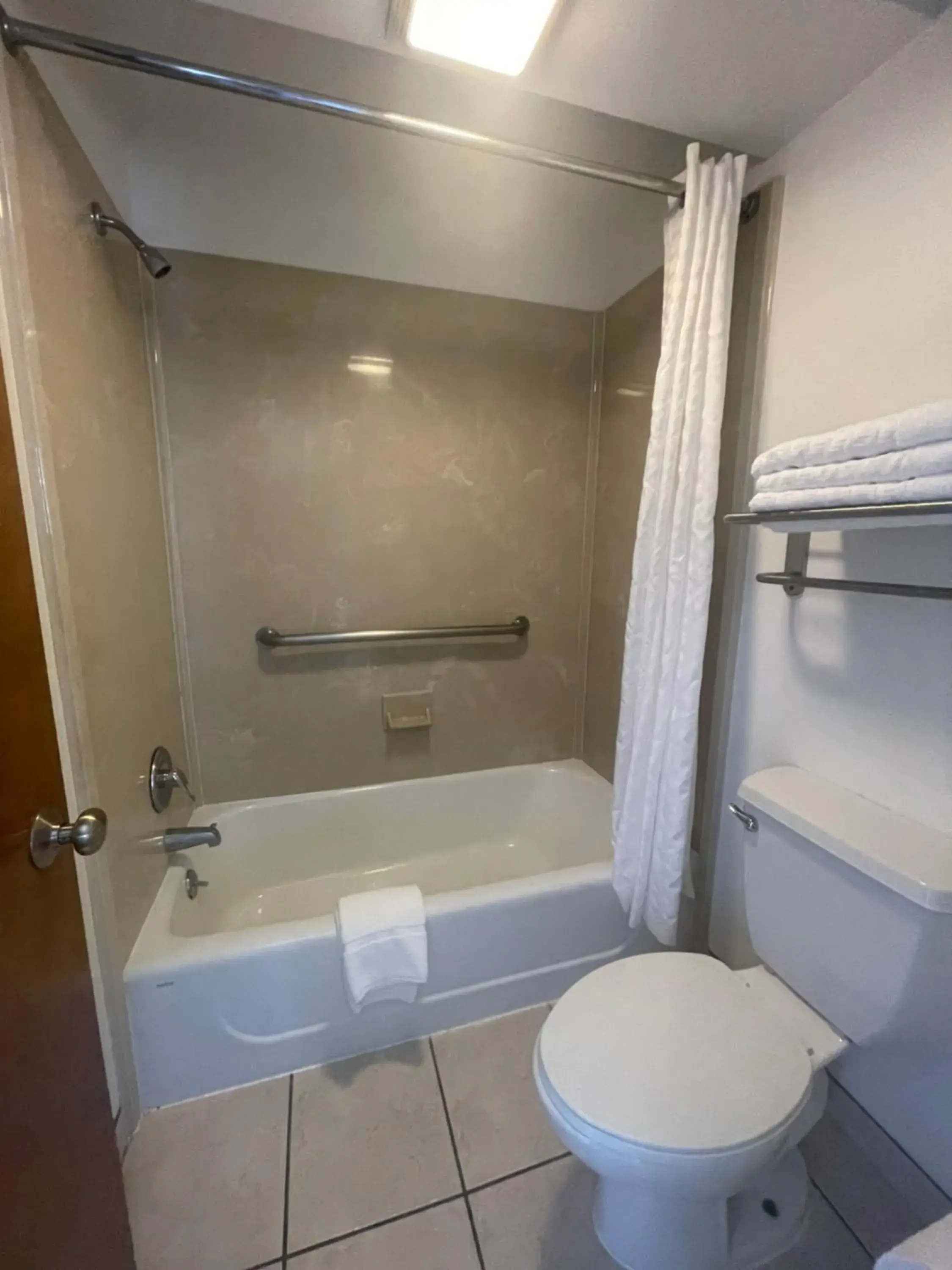 Queen Room in Stagecoach Inn Woodville Queen Room in Stagecoach Inn Woodville