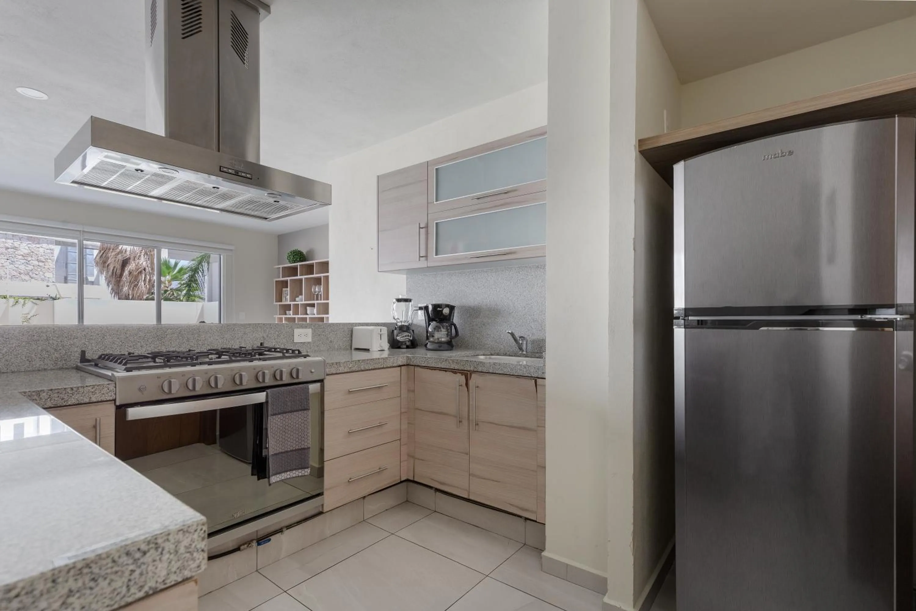 Kitchen or kitchenette in Deluxe fully furnished 2bd