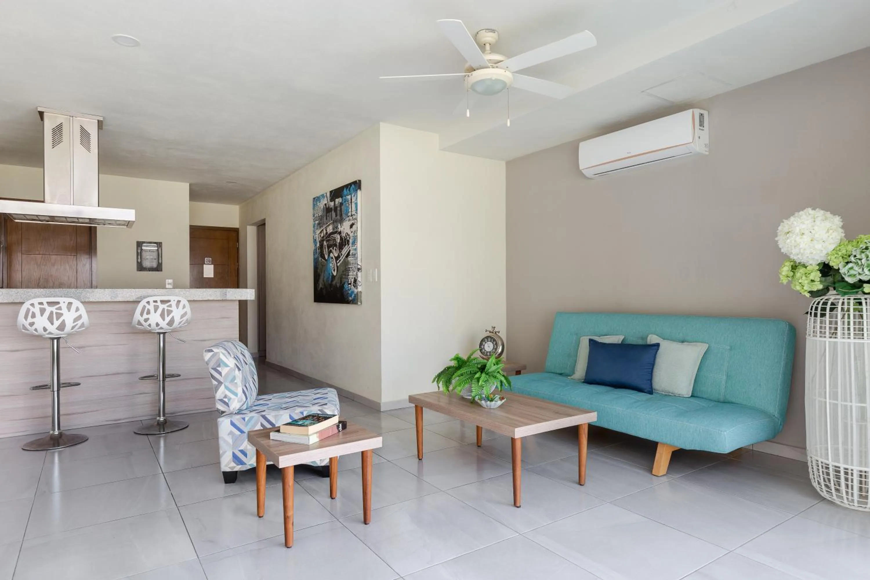 Kitchen or kitchenette in Deluxe fully furnished 2bd