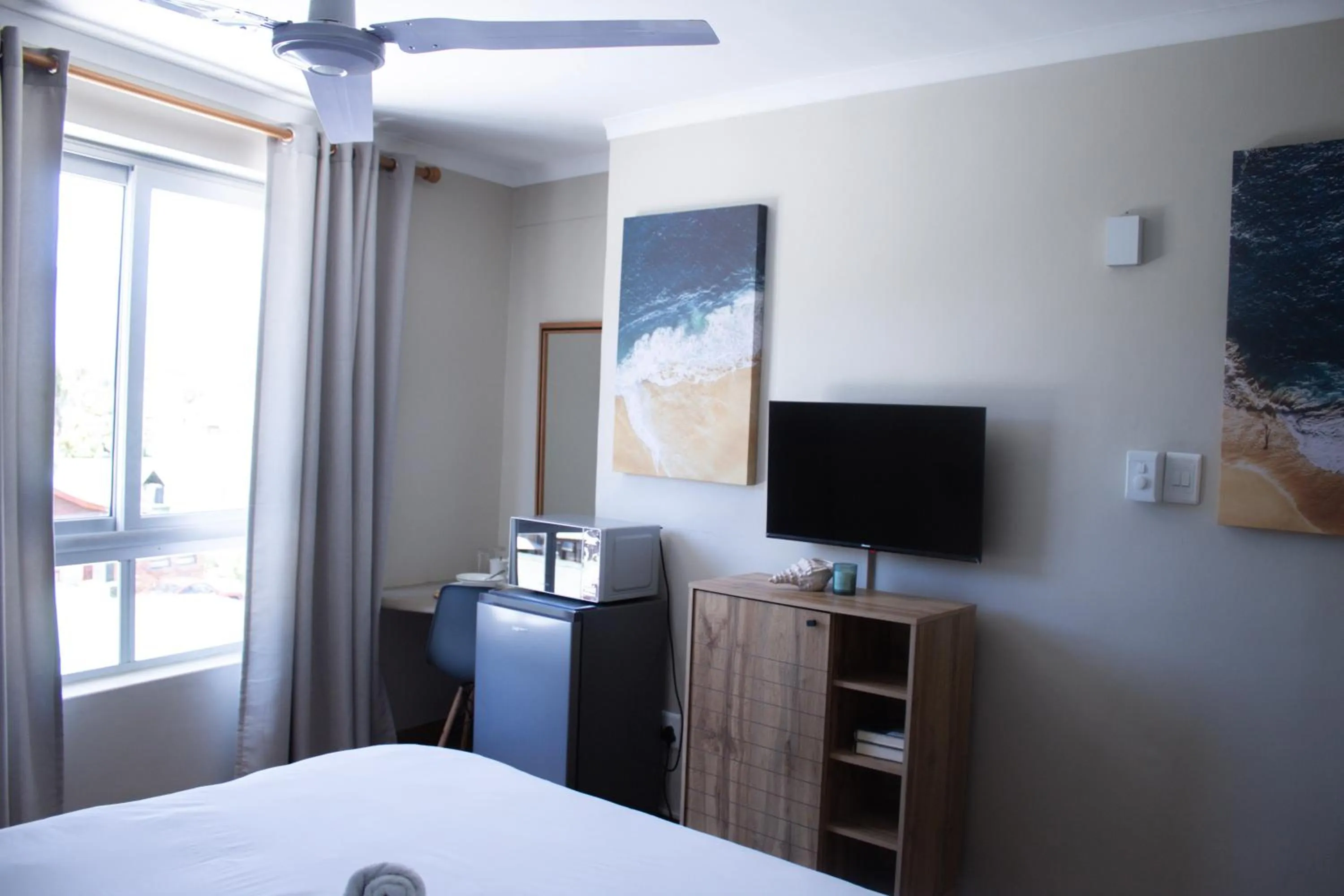 TV and multimedia, Bed in Ocean Breeze Hotel