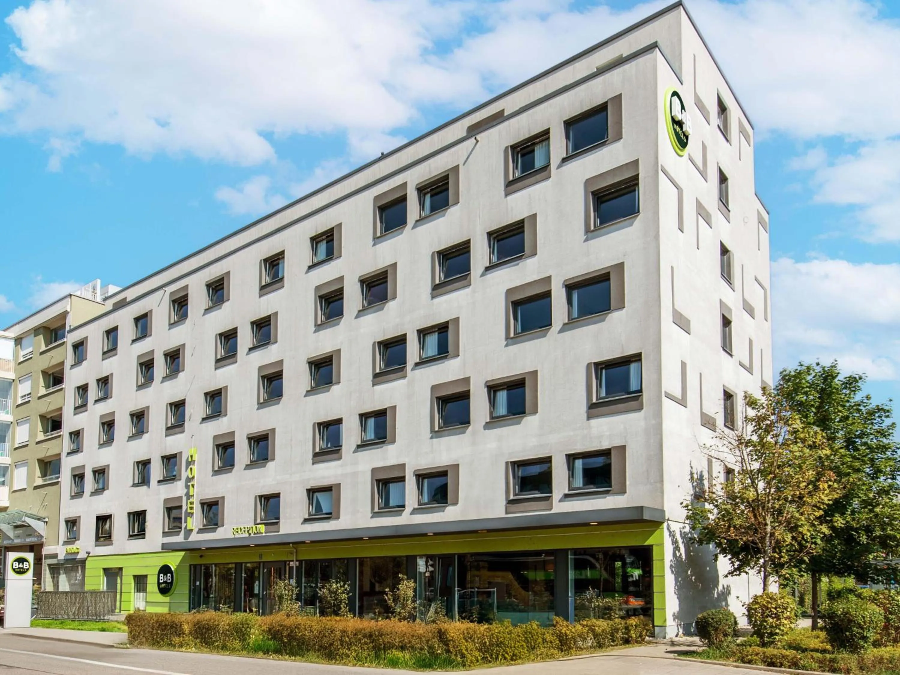 Property building in B&B Hotel München City-West