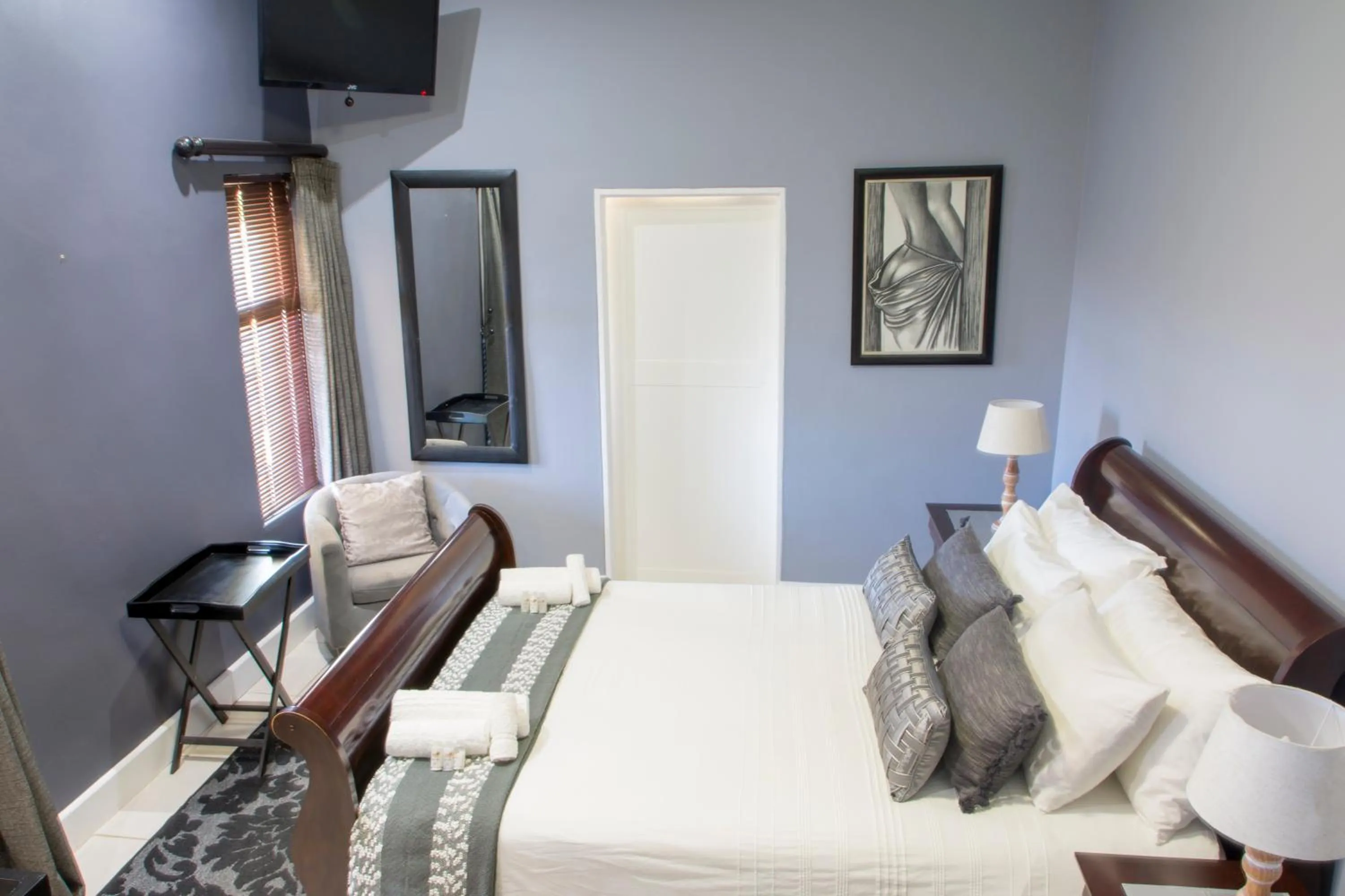 Photo of the whole room, Bed in Apollis Cottage