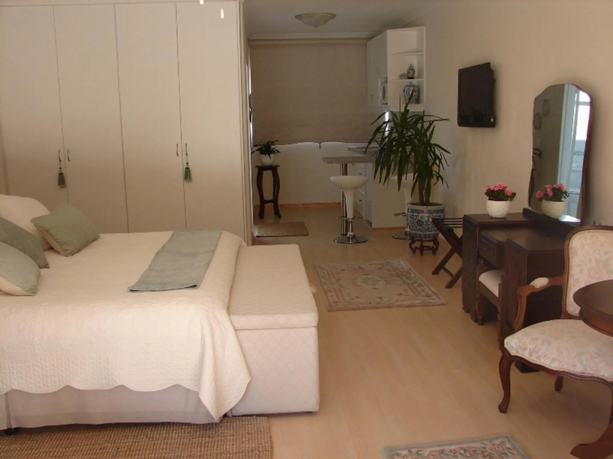 Photo of the whole room, Bed in Majorca House