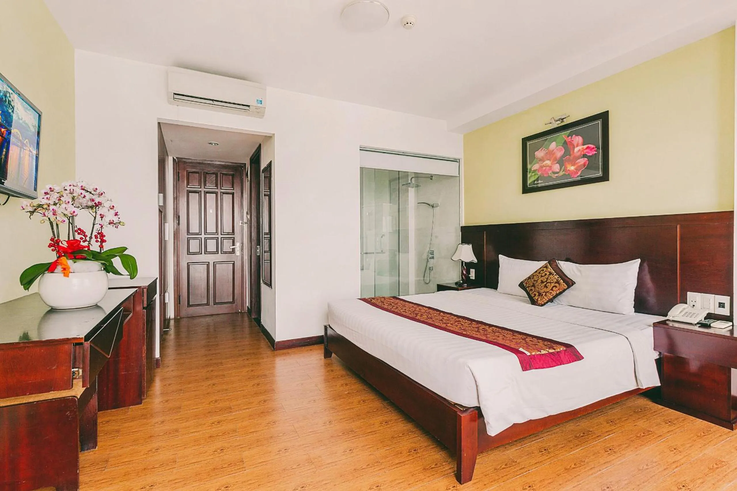 Living room, Bed in Dragon Sea Hotel
