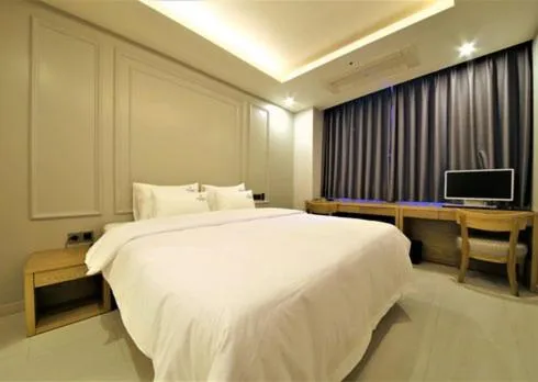 Communal lounge/ TV room, Bed in Yangsan Time Square Hotel
