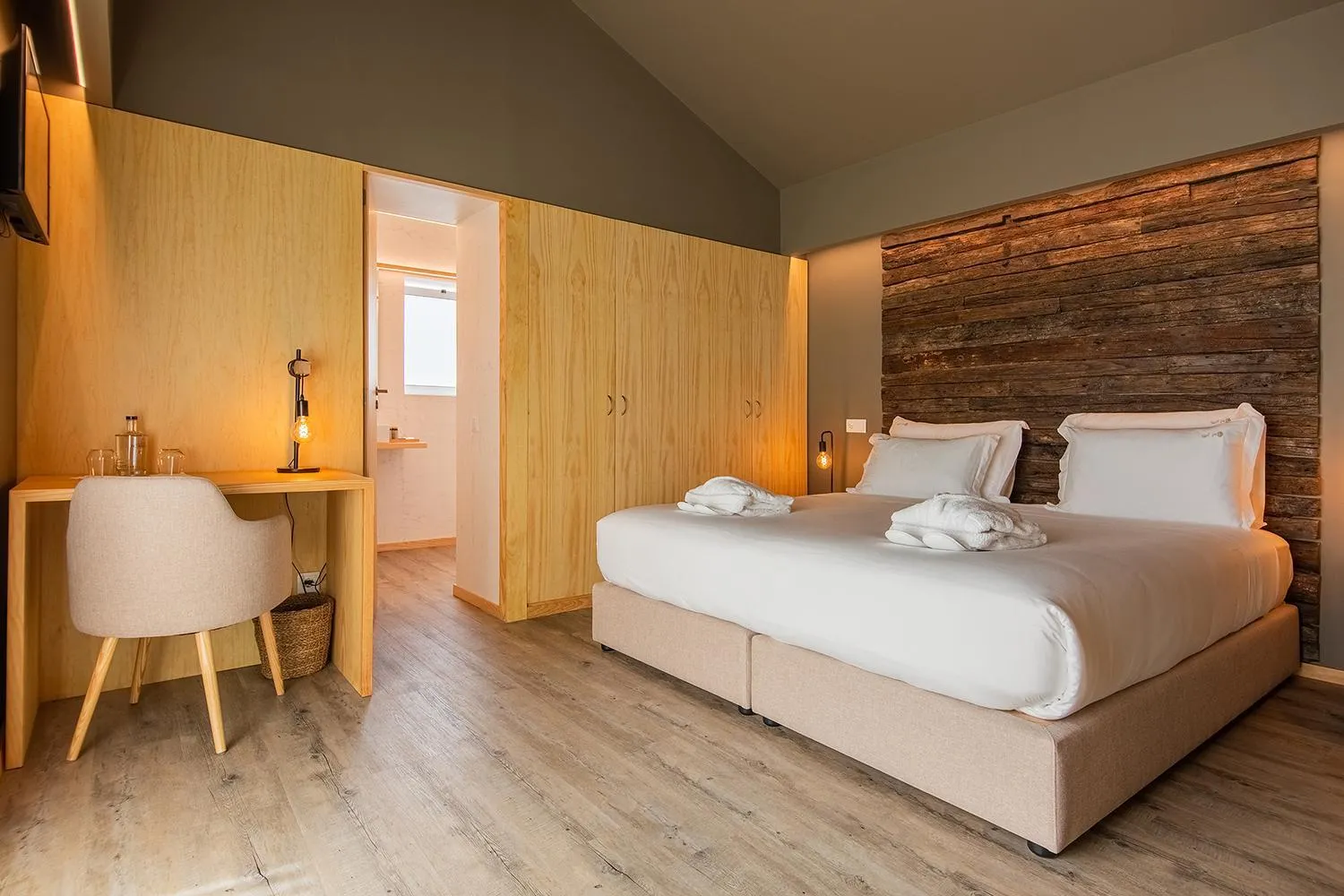 Coffee/tea facilities, Bed in Quinta do Pedregal Hotel & Spa