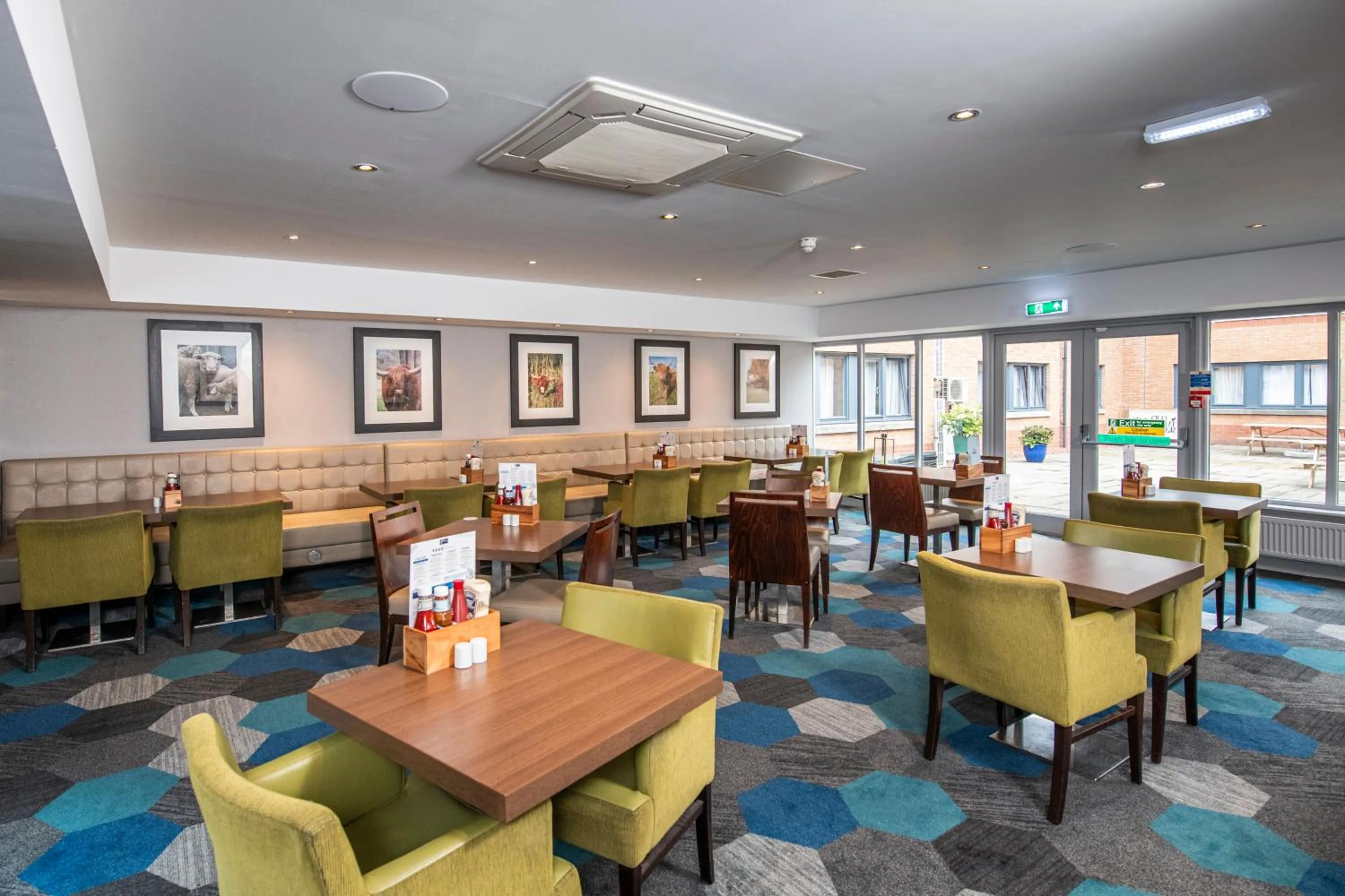 Restaurant/places to eat in Holiday Inn Express Edinburgh Airport by IHG