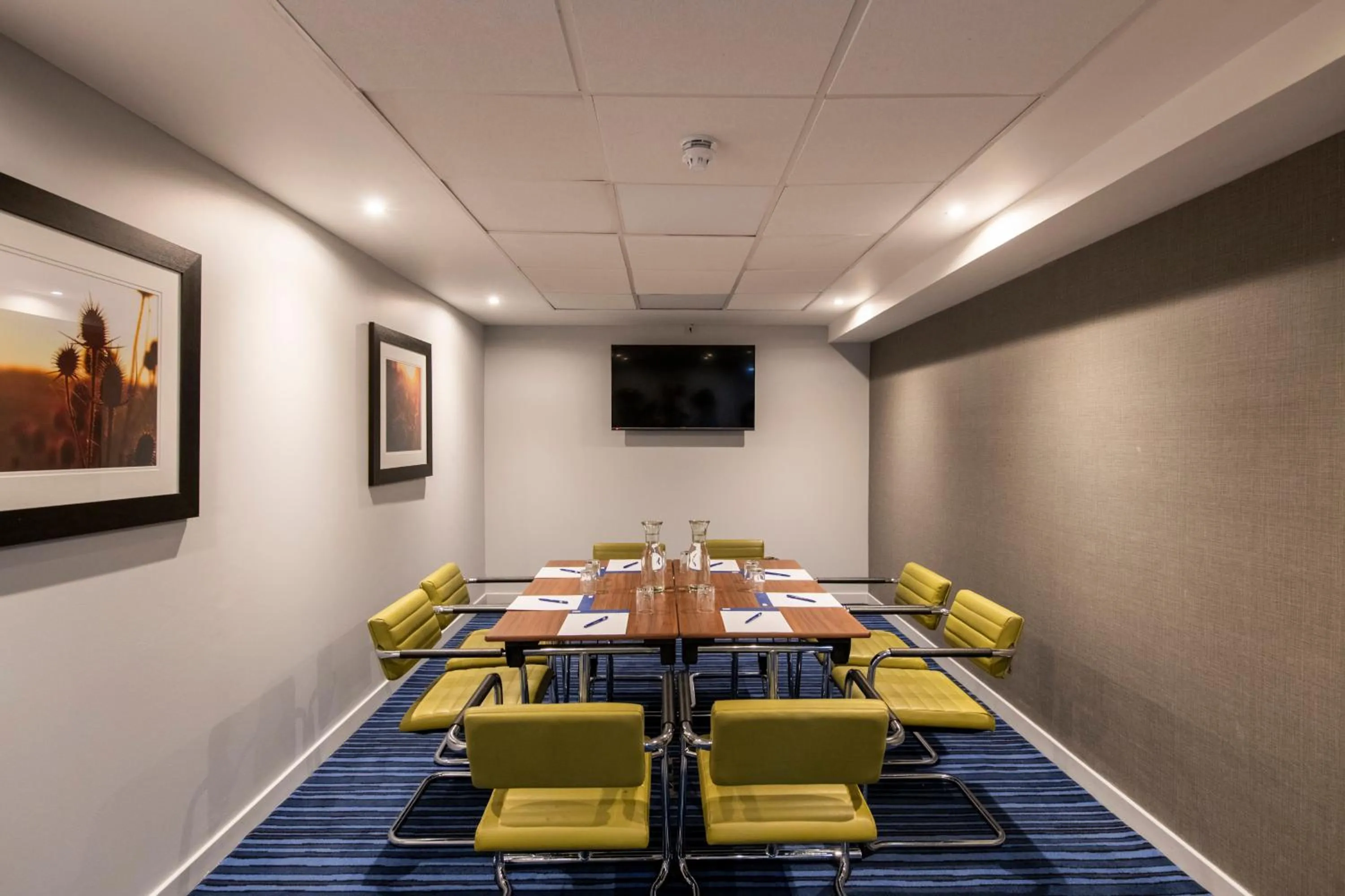 Meeting/conference room in Holiday Inn Express Edinburgh Airport by IHG