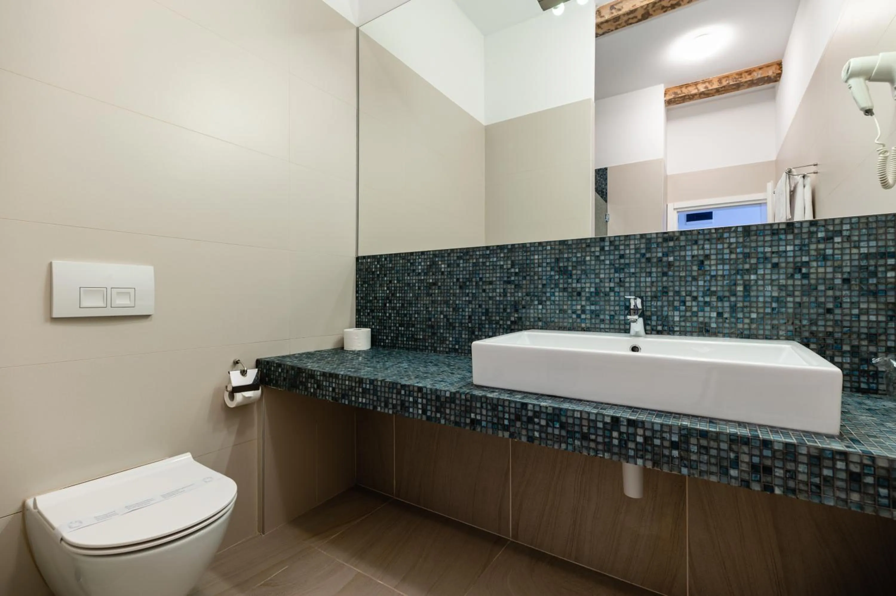 Toilet in Azur Palace Luxury Rooms