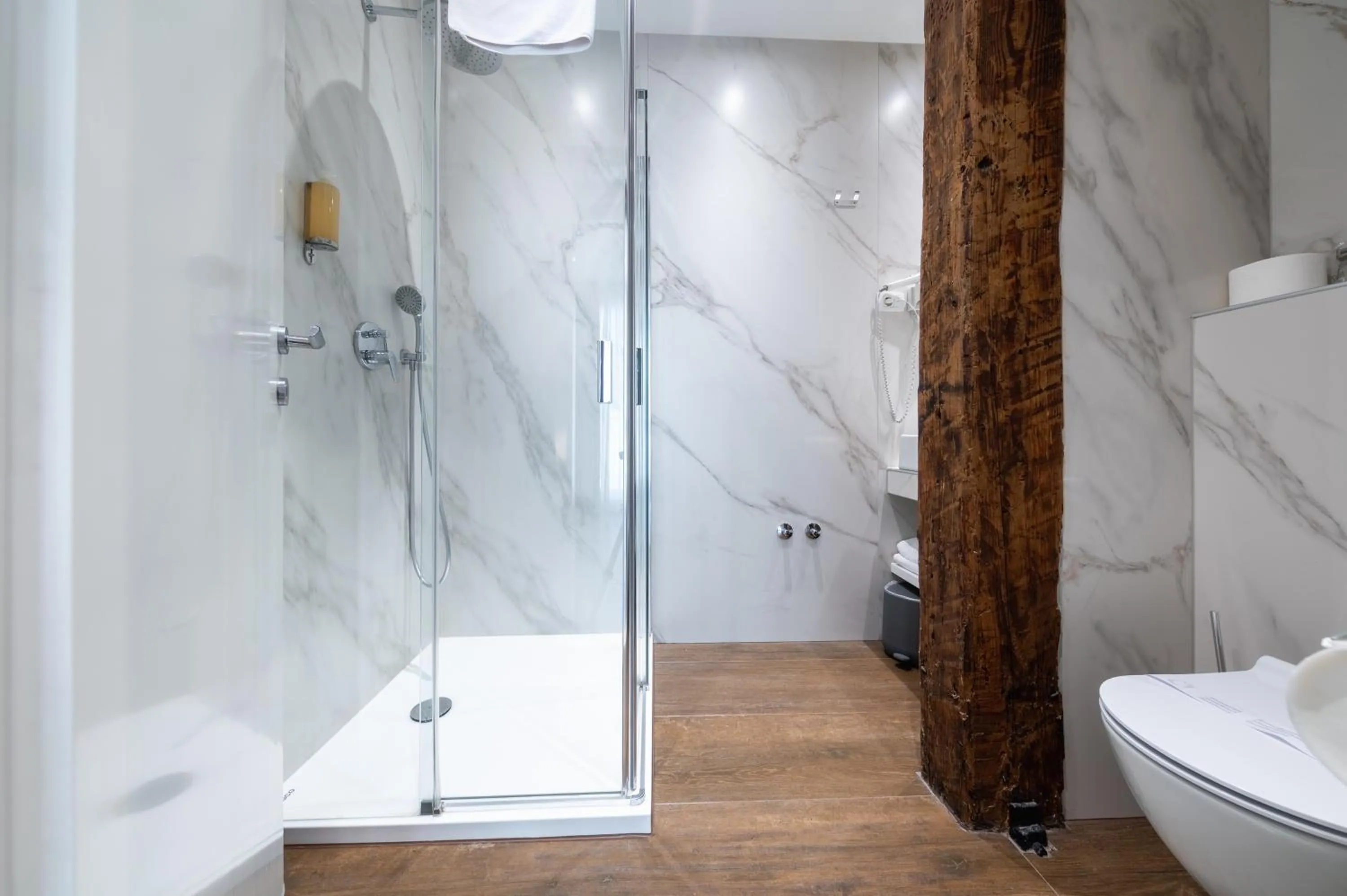 Shower in Azur Palace Luxury Rooms